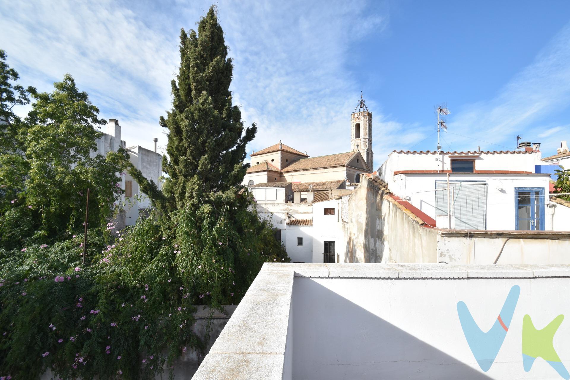 Casa de pueblo con tres terrazas y local en el corazón de la Geltrú. ¡Qué joya de propiedad tienes entre manos! Vivir en el casco antiguo de La Geltrú tiene esa magia especial de "pueblo dentro de la ciudad". ¿Buscas un refugio con encanto, sol y tranquilidad absoluta?. Te presentamos esta casa de 236m² construidos situada en el emblemático núcleo medieval de La Geltrú. Ubicada en una calle peatonal, en pleno centro histórico junto a la Iglesia y el Castillo, esta vivienda combina la esencia rústica del casco antiguo con las comodidades de una construcción moderna (año 2001). La casa cuenta a pie de calle con un local, un gran almacén de 120m² construidos, techos altos, baño y gran puerta para acceso a vehiculos y en la parte superior, una vivienda distribuida en dos plantas. La vivienda se distribuye pensando en el confort y el disfrute del exterior: Planta Principal de 96 m² con amplio y acogedor salón-comedor y una cocina independiente. Ambas estancias tienen acceso directo a una terraza a nivel de 23 m², ideal para desayunos o comidas al aire libre. Cuenta también con 3 dormitorios con dos balcones a la calle y un baño completo. La planta superior comprende una zona funcional con lavadero y dos espectaculares terrazas solárium de 33 m² y 36 m² respectivamente,  un espacio infinito para crear tu propio jardín urbano, zona de chill-out o disfrutar de cenas bajo las estrellas con vistas privilegiadas. Ven a descubrir este oasis de paz en el corazón de Vilanova i la Geltrú. ¡Te enamorarán sus vistas!. Cédula habitabilidad: CHB00054226002. Certificado Energético: Referencia ZXDWC4CXW Consumo de energia E 176 Kwh/m² año Emisiones E 36 Kg CO2/m² año. El precio no incluye impuestos (ITP, IVA y AJD), ni los gastos de notario ni los de registro. 