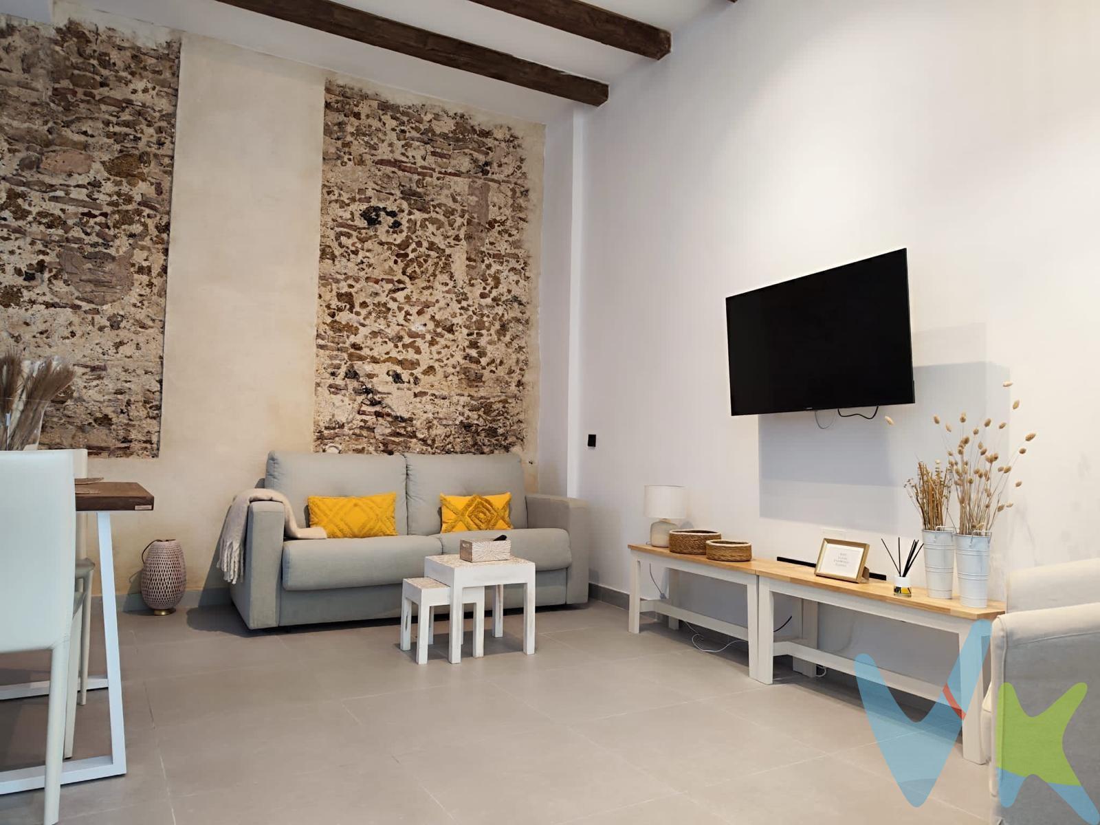 Este encantador apartamento, ubicado en una primera planta en el corazón de Cádiz, es una verdadera joya que combina a la perfección el diseño moderno con un ambiente cálido y acogedor. Su salón, con un concepto abierto que conecta con la cocina, crea un espacio diáfano ideal para disfrutar de momentos en familia o con amigos. La distribución está pensada para quienes valoran la funcionalidad sin renunciar al estilo. La habitación , destaca por sus detalles únicos, como las paredes de piedra que aportan un carácter rústico y elegante. Cada rincón ha sido cuidadosamente diseñado para ofrecer comodidad. Ubicado en pleno centro histórico de Cádiz, este apartamento es perfecto tanto para quienes buscan su primer hogar como para aquellos que desean una excelente inversión. Rodeado de todos los servicios y comodidades, ofrece la tranquilidad de vivir en un entorno vibrante y lleno de historia. El apartamento se vende  con la cocina completamente amueblada con electrodomésticos, nuevos y en garantía. La vivienda se encuentra en uno de los 8 puntos no inundables de la ciudad de Cádiz. El edificio cuenta con una preciosa azotea amueblada, el lugar perfecto para relajarse y disfrutar del sol en un ambiente privado y tranquilo. Imagina tardes de descanso con vistas al cielo y momentos inolvidables bajo el sol. Un espacio pensado para que cada día sientas el verdadero placer de estar en casa. 🌞. _________________________________________________________________________________________________________-__. Informamos a nuestros clientes de que los gastos de notaría, registro, gestoría, impuestos y los honorarios de la agencia no están incluidos en el precio. A su vez, disponemos del documento informativo abreviado de la propiedad (según decreto 218/2005, del 11 de octubre) y de seguro de caución, para la protección del dinero entregado como señal para la reserva de una vivienda. Por mandato expreso del propietario, comercializamos este inmueble en exclusiva, lo que le garantiza el acceso a toda la información, a un servicio de calidad, un trato fácil, sencillo y sin interferencias de terceros. Por este motivo, se ruega no molestar al propietario, a los ocupantes de la propiedad o a los vecinos. Muchas gracias por su comprensión. respondió Barrero pero por qué será no