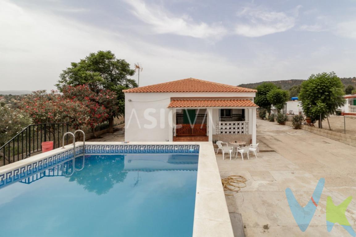 ? Chalet en suelo rústico con piscina y gran parcela en entorno tranquilo de Montserrat. Si buscas tranquilidad, espacio exterior y un lugar donde disfrutar del aire libre con familia y amigos, este chalet puede ser tu oportunidad. Ubicado en una zona residencial tranquila de Montserrat, a pocos minutos del núcleo urbano, donde encontrarás supermercados, colegios, restaurantes y transporte público.La vivienda se sitúa sobre una amplia parcela de aproximadamente 912 m², ideal para quienes desean disfrutar de la naturaleza, cultivar su propio huerto o simplemente disponer de un gran espacio exterior. El chalet cuenta con 124 m² construidos, con una distribución cómoda y funcional: (EL CHALET ESTÁ DECLARADO EN ESCRITURA)- 1 baño completo con ducha- Cocina independiente equipada- Amplio salón comedor con chimenea, muy acogedor, con salida directa al porche- 4 habitaciones (tres dobles y una sencilla) En la parte exterior encontramos un agradable porche cubierto, perfecto para disfrutar tanto en verano como en invierno.La parcela dispone además de numerosos espacios para el ocio y el disfrute al aire libre:- Amplio espacio exterior para diferentes usos- Trastero- Zona de aparcamiento para varios vehículos- Zona de huerto y árboles frutales- Paellero/barbacoa, ideal para reuniones con familia y amigos- Piscina privada de aproximadamente 7 x 5 metros con depuradora Entre sus características adicionales destacan:- Fosa séptica- Suministro eléctrico dado de alta- Ventanas de aluminio- Calefacción mediante bomba de calor- Aire acondicionado Una vivienda perfecta tanto para escapadas de fin de semana como para quienes desean establecer su residencia en un entorno tranquilo, rodeado de naturaleza y con fácil acceso al municipio. Condiciones económicas y legalesPVP: 150.000 EURGastos e impuestos no incluidos en el precio. La compra conlleva impuestos y gastos de formalización para el comprador.En las segundas o posteriores transmisiones, el Impuesto de Transmisiones Patrimoniales (ITP) se liquidará conforme a la normativa vigente de la Comunitat Valenciana. Con carácter general, el tipo aplicable es del 10%, sin perjuicio de la aplicación de tipos reducidos del 8%, 6% o 3%/4% cuando concurran los requisitos legalmente establecidos para ello.La compraventa se realizará con gastos según ley, por lo que los gastos de notaría y registro de la propiedad serán asumidos conforme a lo dispuesto en la normativa aplicable. A título orientativo, dichos gastos, según aranceles oficiales, pueden situarse aproximadamente entre 400 EUR y 800 EUR, dependiendo del precio final y de las circunstancias de la operación.Honorarios de intermediación inmobiliaria no incluidos en el precio: 4 % más IVA sobre el precio final de venta.Se informa al consumidor que la agencia actúa como intermediaria inmobiliaria en la operación, estando cualquier eventual compraventa y sus condiciones sujeta a la aceptación expresa del propietario o vendedor y a la posterior formalización del correspondiente contrato de arras.El consumidor tiene, conforme a la normativa vigente, a su disposición información y documentación adicional relativa al inmueble, pudiendo consultarla en la agencia inmobiliaria.La información contenida en este anuncio tiene carácter meramente informativo y no contractual, pudiendo estar sujeta a errores u omisiones involuntarias. 