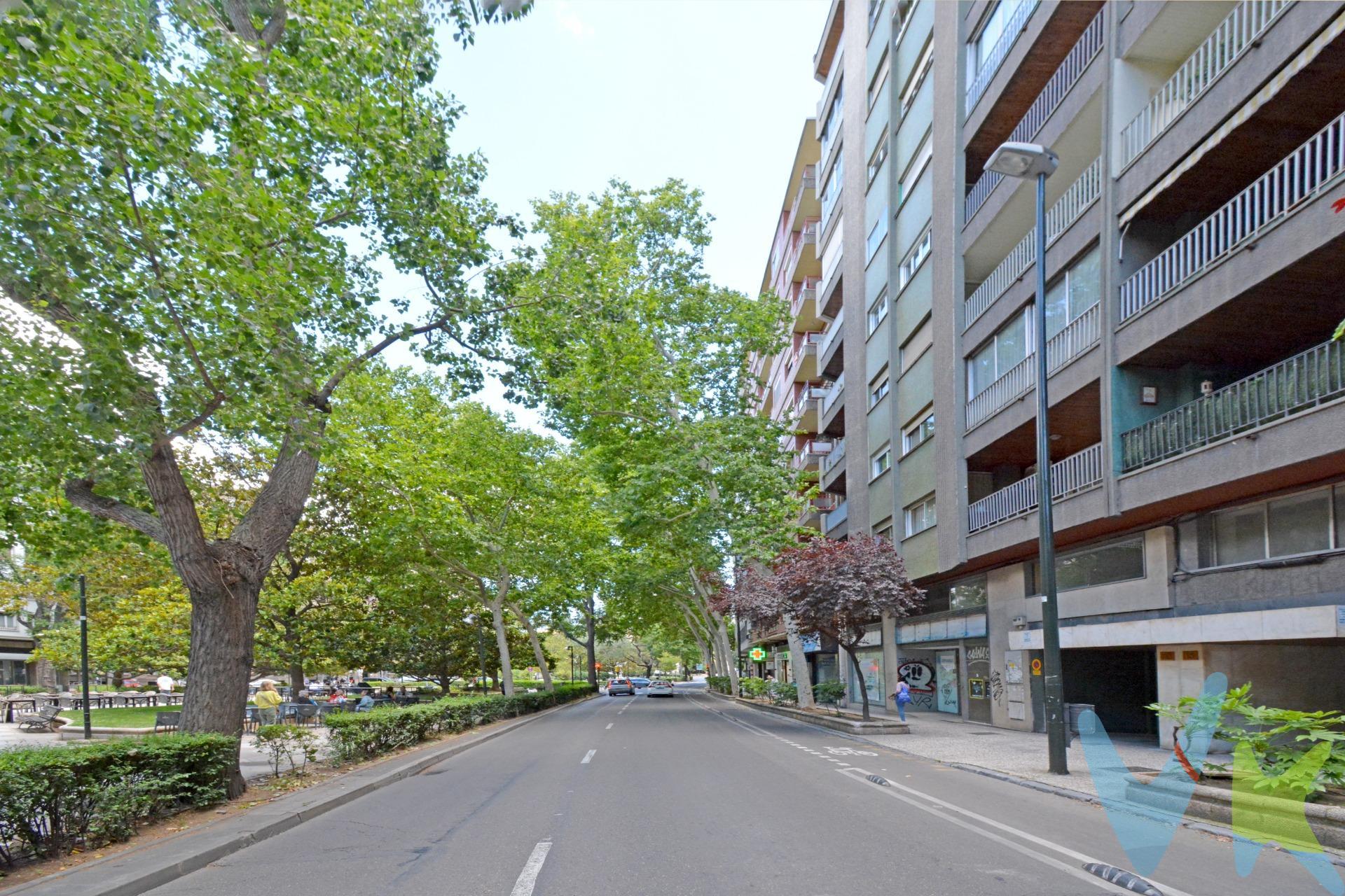 CENTRO.- PASEO DE LA CONSTITUCIÓN.- 153 M² ÚTILES CON TRASTERO. NO TE PIERDAS EL REPORTAJE FOTOGRAFICO, EL PLANO Y EL TOUR 360º QUE TENEMOS PREPARADO PARA TI. El inmueble es EXTERIOR y se encuentra en uno de los mejores enclaves de Zaragoza. Son 153 m² útiles y esta distribuido en: 5 dormitorios, 3 de ellos muy amplios, salón de 43 m² con balcón exterior a Pº Constitución, 2 baños, con posibilidad de hacer un tercero, cocina independiente, posibilidad de hacerla mas amplia por dormitorio contiguo, esta cuenta con acceso a galería interior muy amplia de 26.42 m², uno de los dormitorios tiene otra terraza interior de 15.20  m². Tiene cuatro armarios empotrados en el pasillo de gran capacidad, comedor con acceso desde el pasillo y del salón de 9.31  m². Sus calidades son; suelos de parquet, puertas de madera y ventanas de aluminio-hierro. Calefacción central y agua caliente central con contador individual. Split A/A en salón. La finca cuenta con dos ascensores a cota cero. . Inmueble con muchas posibilidades y en un sector de la ciudad donde los inmuebles siempre tienen un valor añadido. Trastero en la finca de 7 m². SERVICIO DE PORTERIA Y RECOGIDA DE BASURAS. A un paso del Corte Ingles, Plaza Aragón e Independencia, con zonas infantiles, colegios, transportes, etc.. ¡¡¡ NO DEJES PASAR ESTA OPORTUNIDAD, TE ENCANTARÁ !!!. Y SI QUIERES ASESORAMIENTO FINANCIERO SIN COMPROMISO, CONSULTA CON NOSOTROS. BUSCAMOS SOLUCIONES🏡,. ENCONTRAMOS HOGARES💙