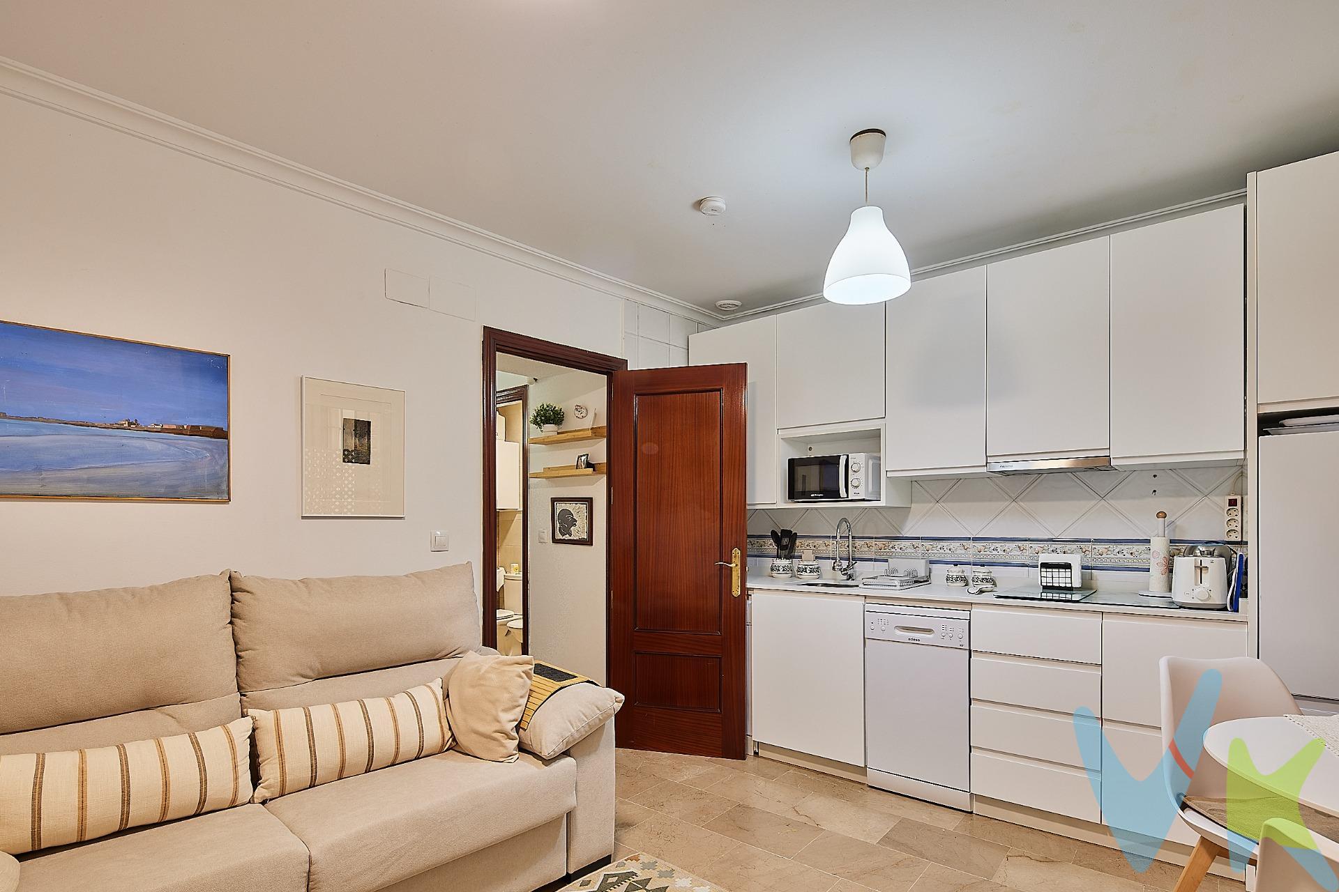 Descubre este encantador apartamento ubicado en pleno centro de Cádiz, a escasos metros de la Plaza del Palillero, centro neurálgico de la ciudad y donde tendrás a un paso las principales atracciones turísticas y comerciales de la ciudad. El apartamento, reformado recientemente, presenta un diseño funcional que maximiza cada rincón. Cuenta con una habitación doble, salón con cocina americana con ventilación directa a la calle y un baño completo. Además, se encuentra rodeada por diversas amenidades como centros comerciales, colegios e incluso hospitales dentro de la zona; facilitando así tu rutina diaria sin necesidad de desplazamientos largos. A tan solo 900 metros del mar podrás aprovechar al máximo tus días soleados disfrutando tanto del encanto gaditano como su rica gastronomía local tras dar tranquilos paseos junto al océano. Con fácil acceso a transporte público gracias a paradas autobuses cercanas y estación tren también muy próxima; no hay mejor lugar donde vivir o invertir en propiedades inmobiliarias ¡No pierdas la oportunidad! Este espacio te está esperando. 