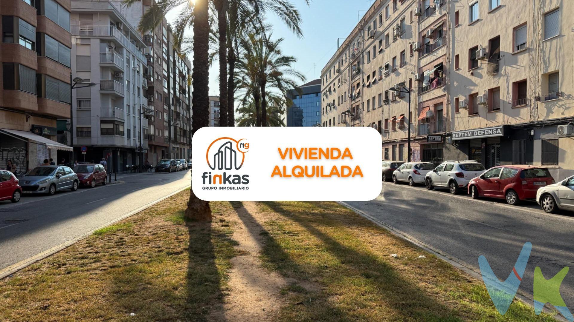 **Vivienda arrendada**. Si buscas una inversión en Valencia capital, junto al Mestalla, Blasco Ibáñez y a un paso tanto de las facultades como de la UPV, presta atención. . Se trata de una vivienda situada en la calle Justo y Pastor, a la altura del número 7. Se ubica en la planta quinta de un edificio que no dispone de ascensor. Se distribuye en; salón comedor, cocina abierta con barra, un bonito baño reformado y 3 dormitorios. Es totalmente exterior a la calle salvo el baño. . Actualmente se encuentra arrendada a una pareja por 450 euros al mes. Con contrato de uso de vivienda desde enero de 2024. Pago al día demostrables. . Si buscas una inversión rentable con vistas a que lo sea todavía más, llámanos y organizamos una visita. Viviendas a este precio, cada vez son más difíciles de ver.. ***. Agencia Registrada con el Nº 5343 en el Registro Obligatorio de Agentes Inmobiliarios de la Comunitat Valenciana, según el DECRETO 98/2022, de 29 de julio, del Consell, por el que se regula el Registro de Agentes de Intermediación Inmobiliaria de la Comunitat Valenciana. La documentación del inmueble ha sido revisada y estimamos que reúne todos los requisitos necesarios para ser comercializado. El precio ofertado no incluye impuestos, gastos de compraventa ni honorarios de la agencia inmobiliaria. Las medidas aquí expuestas han sido obtenidas del Catastro. El anuncio no es vinculante, puede contener errores. ¿Tienes alguna duda? Consúltanos. ***. Los vendedores han confiado en este equipo para gestionar la venta del inmueble de forma exclusiva. Como no puede ser de otra forma, garantizamos un servicio de calidad, actuando en todo momento de forma transparente, ética y profesional. Así pues, se ruega la no interferencia de terceros y, sobre todo, no molestar a los propietarios, a los ocupantes del inmueble o a los vecinos. Muchas gracias por tu comprensión. 