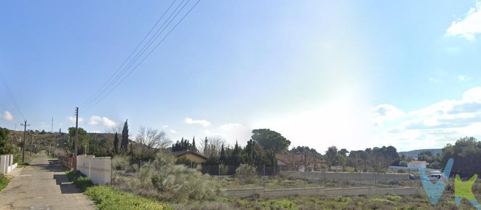 Se vende terreno urbano no consolidado de 1.000 m² situado en la urbanización Playas de Chacón, en Caspe. Parcela completamente vallada, ideal para inversión o para disfrutar de un entorno tranquilo cercano al embalse. Buen acceso y ubicación en zona residencial en crecimiento. Oportunidad para quienes buscan un terreno amplio en un entorno natural. 