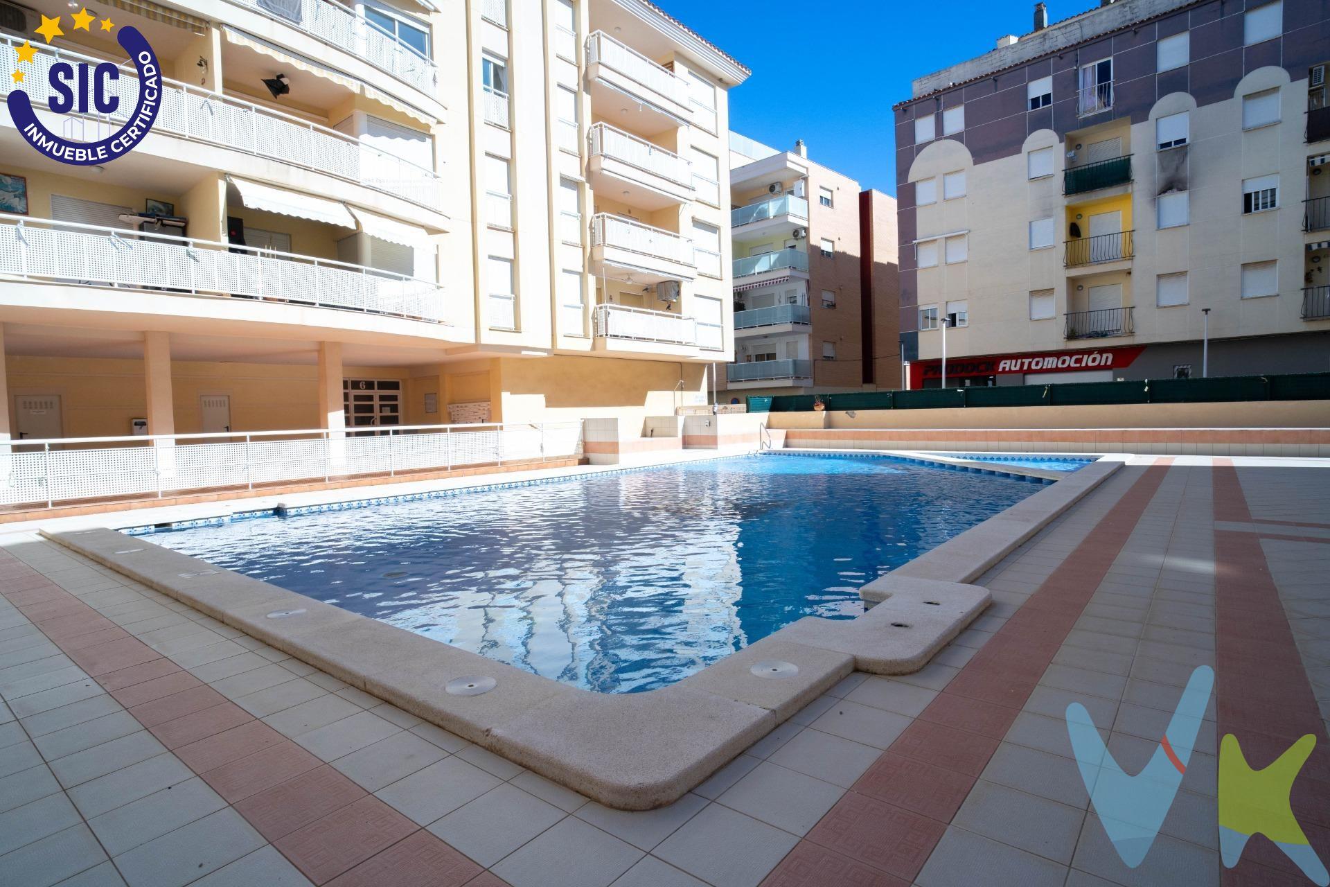 Te presentamos esta espectacular vivienda. El verdadero hogar en el corazón de Oropesa. Se encuentra en el pueblo, con todos los servicios y comodidades, a pocos pasos y accesos a las playas y atractivos turísticos de la zona. La vivienda esta distribuida en tres habitaciones amplias y cómodas con armarios empotrados, dos baños , uno con bañera en habitación principal y otro de invitados con una práctica ducha, cocina independiente totalmente equipada para preparar comidas deliciosas, salón comedor espacioso, luminoso. Cuenta con dos terrazas una de ellas amplia y con acceso desde la cocina y de las dos habitaciones dobles y otra por la que se accede desde el salón y la habitación principal, lugar perfecto para disfrutar del aire libre y las vistas del pueblo. La vivienda perfecta para vivir todo el año. Además se vende con una cabina de garaje para estacionar tus vehículos de manera segura. La comunidad cuenta con piscina comunitaria para refrescarse y para que los peques puedan jugar y divertirse en un entorno supervisado ya que el recinto esta vallado.  ¡ No te lo imagines, ven y visítalo, te va a enamorar !. Los metros útiles son aproximados. Este inmueble es en exclusiva, con lo que le facilitamos cualquier información sobre la vivienda. Por este motivo, solicitamos no molesten al propietario, ocupantes de la propiedad, vecinos o conserje de la comunidad. . Muchas gracias por su comprensión. El precio indicado puede sufrir variaciones. En todos los casos los precios expuestos son más impuestos y gastos derivados de la transmisión del inmueble.