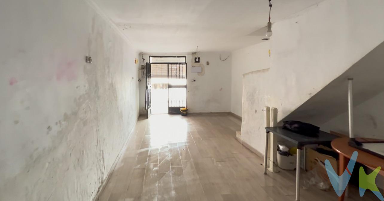 Oportunidad única en el centro de Alzira, se vende casa para reformar con un gran potencial y en una ubicación inmejorable cerca de todos los servicios, tiendas, restaurantes y transporte público, ideal para quienes buscan un proyecto de renovación o inversión, la propiedad cuenta con tres habitaciones de buen tamaño, un baño completo, y una amplia terraza en la que ya se ha instalado una capa aislante en el suelo para evitar futuras goteras, lo que es una gran ventaja en cuanto a mantenimiento, además la casa tiene las instalaciones de luz y las tuberías completamente nuevas, lo que te permitirá ahorrar tiempo y dinero en renovaciones, el tejado también ha sido arreglado recientemente, por lo que no tendrás que preocuparte de filtraciones o daños en el futuro, si buscas un hogar que puedas adaptar a tus gustos y necesidades, esta es la oportunidad perfecta para ti, no dudes en aprovecharla y venir a verla, será un placer mostrarte el potencial que tiene este inmueble, para más información o para concertar una visita, contacta con nosotros