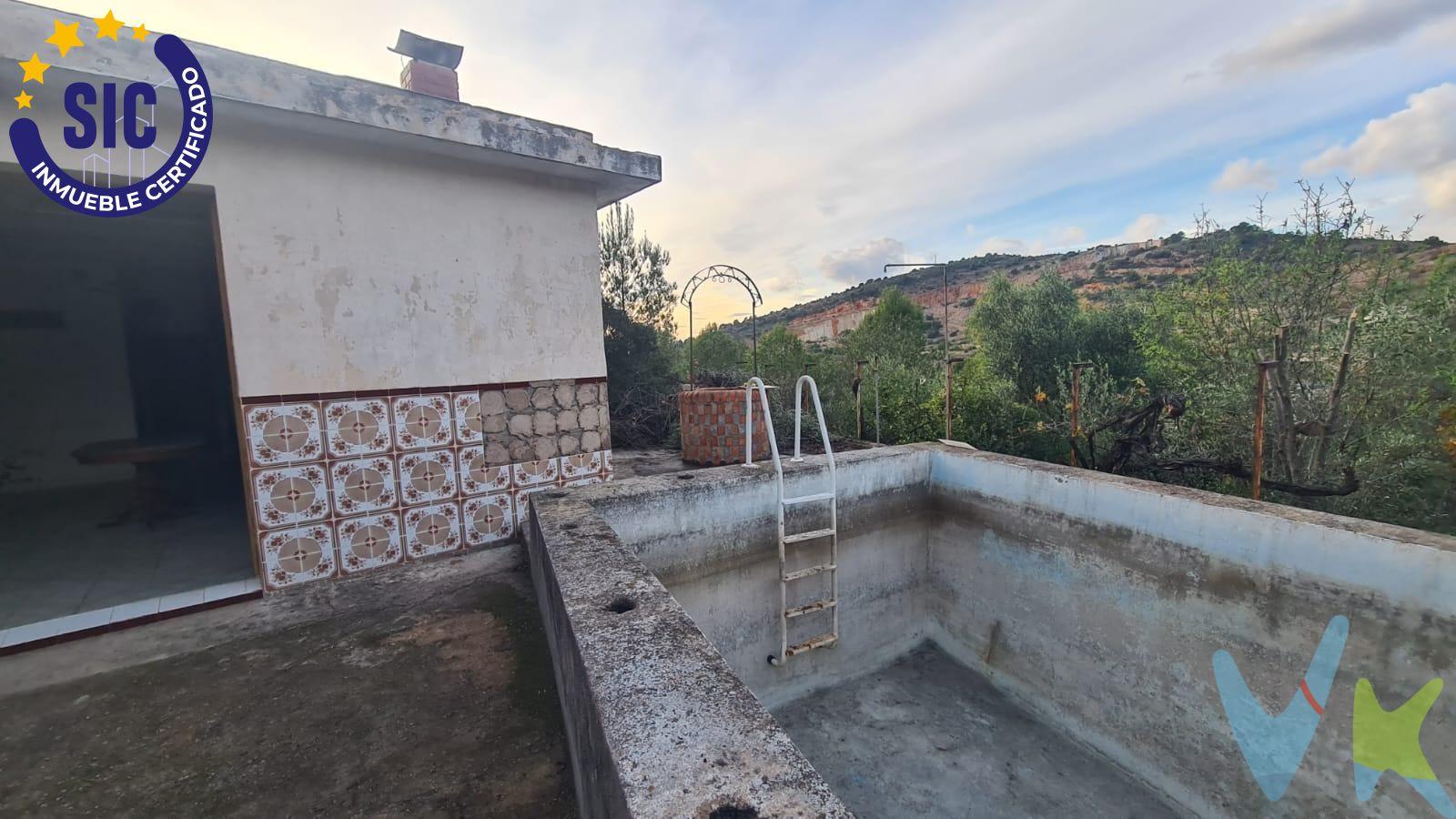 🌿 Tu refugio en la naturaleza, con posibilidad de construir tu hogar soñado – La Pedrera (Borriol). Hay lugares donde el tiempo se detiene. Donde el verde lo envuelve todo y el silencio solo lo rompe el viento entre los árboles. Esta finca rústica de 13.042 m², situada en la urbanización La Pedrera, Borriol, es uno de esos lugares donde la naturaleza y las posibilidades se dan la mano. En la parcela encontramos una casa de 90 m² construidos, para reformar, que conserva el encanto de las viviendas de campo. Cuenta con 2 dormitorios, comedor con chimenea, cocina, baño y un trastero muy grande. (La casa no consta en la escritura). El terreno es amplio, diverso y lleno de vida. Combina zonas abiertas con un pedazo de montaña y bosque, con árboles, tréboles y vegetación natural, creando un entorno único donde el cielo también forma parte de la propiedad. Dispone de piscina/balsa, establo para caballos, y espacio de sobra para disfrutar del aire libre, los animales o proyectos personales. La finca cuenta con luz eléctrica y agua de pozo con contador, además de servicio de recogida de basura y retirada de restos de poda, algo muy valorado en suelo rústico. También hay parada de autobús cercana, lo que aporta comodidad sin perder la sensación de aislamiento natural. � Normativa urbanística. Según normativa, se permite edificar vivienda aislada y unifamiliar siempre que la parcela tenga un mínimo de 10.000 m². La superficie edificable no podrá exceder del 2% de la finca rústica. (Consultar en el departamento de urbanismo del ayuntamiento de Borriol). . Este no es solo un terreno. Es un lienzo en blanco para crear tu hogar, un proyecto de vida en plena naturaleza, donde cada amanecer te recuerda por qué elegiste este lugar. 🌳 Naturaleza, espacio y libertad. El resto lo decides tú.