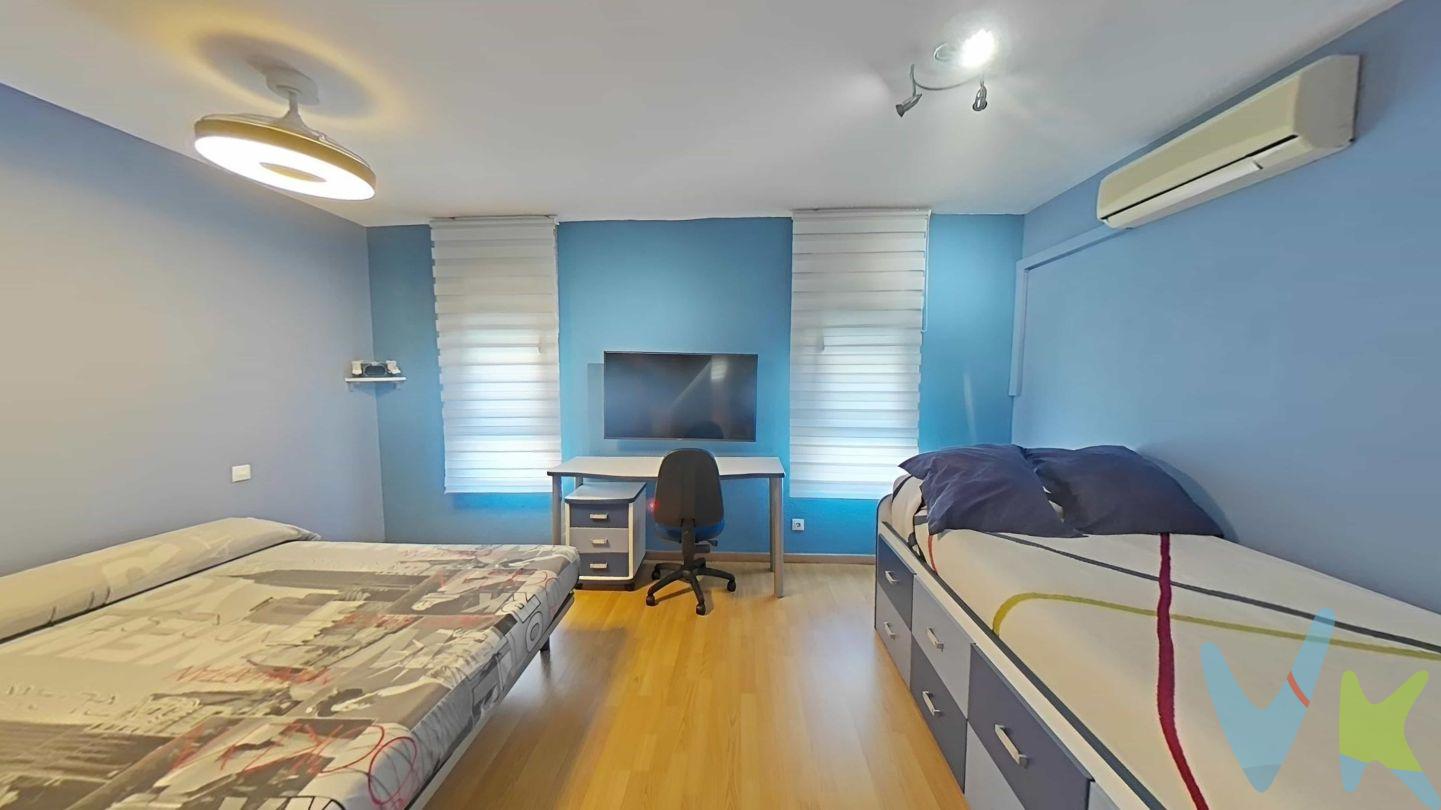 En Getafe, Perales del Río, chalet perfecto para una familia que busca una casa espaciosa y confortable.
Llámanos y prepararemos una visita para que lo compruebes.
Esta propiedad tipo chalet cuenta con 106 metros construidos, ofreciendo un amplio espacio para vivir y disfrutar en un entorno tranquilo y seguro. Ubicada en una zona residencial muy solicitada, esta casa adosada combina la tranquilidad del campo con la comodidad de estar cerca de todos los servicios necesarios. Además, su diseño moderno y elegante la convierte en una opción ideal para aquellos que valoran la belleza y la funcionalidad en el hogar. Se entrega totalmente amueblada y con electrodomésticos.
El interior de la casa está distribuido en tres plantas, todas bien iluminadas y con acceso directo al jardín desde el salón. En la planta baja se encuentra la cocina totalmente equipada, un amplio salón-comedor y un aseo. En la segunda planta, se encuentran los dos dormitorios, todos con armarios empotrados y baño completo.
En la planta superior, o bajo cubierta, hay un amplio ático o buhardilla, perfecto para convertirlo en una zona de juego, estudio, dormitorio o gimnasio. Tiene una amplia terraza acristalada. Totalmente amueblado y con armarios empotrados que hacen a su vez de trasteros.
La ITE del edificio está pasada recientemente.
En el exterior, encontramos un bonito jardín con espacio para relajarse y disfrutar de comidas al aire libre con familiares y amigos. Tiene mobiliario de jardín y barbacoa.
Puertas de Roble, ventanas de aluminio con climalit abatibles, suelos de gres porcelanico imitacion madera, armarios empotrados y vestidos interiormente, pintura en gotelet y estuco en la entrada, cocina amueblada y con electrodomésticos. 
No cuenta con plaza de garaje, aunque es zona de fácil aparcamiento. No cuenta con trastero como tal, pero en la Buhardilla tiene muchos armarios o trasteros empotrados que realizan su función.
Tiene piscina comunitaria con zonas ajardinadas.
No pierdas la oportunidad de adquirir esta magnífica propiedad en una de las mejores zonas de Getafe.
¡Contáctanos hoy mismo para programar una visita! ¡Te encantará esta maravillosa casa adosada en Perales del Río!
Disponemos de financiera propia para hacerte un estudio personalizado. Pregúntanos por tu hipoteca.
IBI: 361€ anuales
Comunidad de propietarios: 40€ trimestrales incluye piscina comunitaria
Honorarios de intermediación inmobiliaria no incluidos en el precio.
Información válida salvo error tipográfico. 