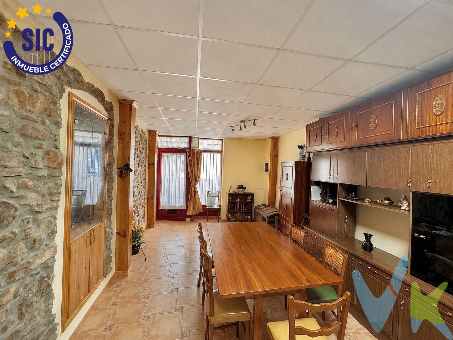 Encontrar una casa en Castellón que combine amplitud, independencia, luz natural, carácter propio y un precio competitivo no es fácil. Por eso esta vivienda merece una mirada especial. Ubicada en una zona muy cómoda de la ciudad, próxima a Ronda Magdalena, disfrutarás de la tranquilidad de una vivienda independiente sin renunciar a tener a pocos minutos todo lo necesario para el día a día: supermercados, comercios, colegios, transporte público, centros sanitarios y tipo de servicios. La casa ofrece una sensación de espacio difícil de encontrar en muchas viviendas actuales. Además de haber pasado la IEE. Su distribución en dos plantas permite separar las zonas de descanso y convivencia, aportando comodidad, privacidad y múltiples posibilidades para adaptarla a las necesidades de cada familia .Uno de sus mayores atractivos es su estilo rústico, un tipo de vivienda cada vez más valorado por quienes buscan un hogar con alma, calidez y personalidad. Sus detalles tradicionales crean un ambiente acogedor y auténtico que transmite sensación de hogar desde el primer momento. Además, esta vivienda tiene algo que muchas otras no ofrecen: la posibilidad de moldearla a tu gusto. Parte de la casa ya ha sido reformada y está lista para disfrutarla desde el primer día, mientras que otras zonas te permitirán actualizarla poco a poco y crear exactamente la vivienda que siempre has imaginado, sin la necesidad de acometer una reforma integral inmediata. La luz natural es otra de sus protagonistas. Sus estancias resultan agradables, cálidas y acogedoras durante todo el año, generando espacios confortables donde apetece estar. Y si hay un rincón que enamora, es su fantástica terraza. Un espacio ideal para desayunos al aire libre, comidas familiares, reuniones con amigos o disfrutar de momentos de tranquilidad. Un auténtico lujo cada vez más difícil de encontrar en la ciudad. A todo ello se suma una ventaja económica muy importante: al tratarse de una casa independiente no tendrás gastos de comunidad, y además cuenta con un IBI reducido, lo que supone un ahorro año tras año. Una vivienda con metros, luz, carácter, terraza y posibilidades. Una casa para quienes buscan algo más que cuatro paredes: un lugar que puedan hacer verdaderamente suyo.Si buscas una vivienda con encanto, personalidad y potencial. ¡¡LLAMANOS AHORA MISMO Y AGENDA TU VISITA!. En cumplimiento de las obligaciones de información previstas en la Ley 10/2025, de 28 de. diciembre, de servicios de atención a la clientela y transparencia, así como en la normativa. sectorial vigente, se hace constar que el precio indicado no incluye los gastos e impuestos. inherentes a la adquisición, los cuales se desglosan a continuación:. - Impuesto sobre Transmisiones Patrimoniales (ITP): Se aplicará el tipo impositivo vigente en la. Comunidad Valenciana, generalmente el 10%, sin perjuicio de tipos reducidos aplicables según. las circunstancias personales del comprador o las características del inmueble. El impuesto se. devenga sobre el Valor de Referencia Catastral o el precio de venta, aquel que resulte superior. Para una información exhaustiva sobre el funcionamiento, tipos impositivos y bonificaciones del. ITP, puede consultar el portal oficial de la Agencia Tributaria autonómica en el siguiente enlace:. www.atv.gva.es/es/itpajd. - Gastos de Notaría: Los honorarios notariales se calcularán conforme al arancel oficial regulado. en el Anexo I, del Real Decreto 1426/1989, de 17 de noviembre, por el que se aprueba el arancel. Notarial. - Gastos de Registro: La inscripción en el Registro de la Propiedad se facturará según el arancel. oficial establecido en el Anexo I, del Real Decreto 1427/1989, de 17 de noviembre, por el que se. aprueba el arancel de los Registradores de la Propiedad. - Gastos de Gestión: Los honorarios por la tramitación administrativa, liquidación de impuestos e. inscripción registral, en el supuesto de ser a cargo de la