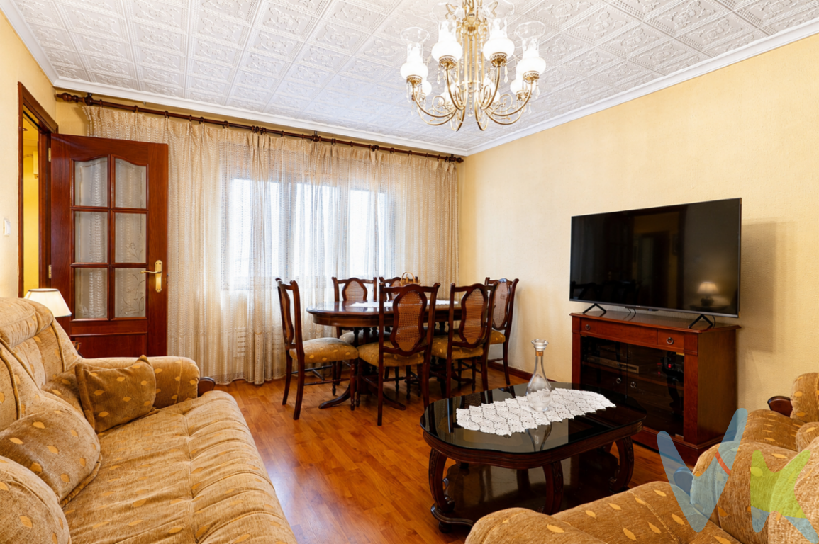 Ponemos a la venta esta preciosa vivienda en la zona del Natahoyo, de tres amplios dormitorios, todos ellos exteriores, así como la cocina, amplia y muy comoda, donde el espacio entre la zona de trabajo y la mesa, convoca a reuniones familiares. La vivienda presenta un estado excepcional, con altas calidades interiores, donde el confort y la familiaridad hacen de esta propiedad la eleccion perfecta para hacer tu vivienda habitual. Enclavada en la zona del colegio Atalía, rodeada de zonas verdes y de edificios de nueva construccion, así como el hecho de que esté a menos de 5 minutos del espacio urbanizado recientemente por el ayuntamiento, Naval Azul, donde las exposiciones y los paseos al aire libre con vistas a la playa de Poniente son una apuesta segura para encontrar luz y habitabilidad. Comercios, Centros Educativos, parque de Moreda y locales de hosteleria y restauracion, hacen de esta eleccion una apuesta ganadora. No lo dudes más, llámanos y ven a visitarla cuanto antes, seguro que te va a encantar.Se informa a los interesados que el precio de venta indicado no comprende el Impuesto de Transmisiones Patrimoniales (ITP) , los gastos asociados a la compraventa (notaría, registro de la propiedad y otros) ni los honorarios de la agencia inmobiliaria a cargo del comprador.