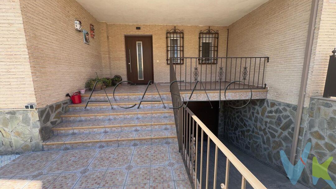  
¡DESCUBRE TU NUEVO HOGAR EN ILLESCAS!
Te presentamos este espectacular chalet adosado de esquina, construido en 2006, con 274 m² construidos sobre una parcela de 205 m², una vivienda amplia, luminosa y perfectamente equipada para disfrutar del máximo confort en familia. Además, cuenta con instalación de energía renovable mediante placas solares, un importante valor añadido que mejora la eficiencia energética y reduce el consumo eléctrico.
Ubicado en Illescas, uno de los municipios con mayor crecimiento y demanda de la comarca de La Sagra, disfrutarás de un entorno consolidado con todos los servicios al alcance de la mano: colegios e institutos, supermercados, comercios, centros de salud, instalaciones deportivas, zonas verdes y una amplia oferta de ocio y restauración. Sus excelentes comunicaciones con Madrid y Toledo convierten esta ubicación en una opción ideal tanto para residencia habitual como para inversión.
La vivienda destaca por sus magníficas calidades y equipamiento: ventanas Climalit, rejas de seguridad, mosquiteras, climatización por conductos, armarios completamente revestidos con cajoneras y placas solares, que aportan un importante ahorro energético.
En la planta principal encontramos un amplio y luminoso salón independiente, ideal para crear diferentes ambientes de descanso y comedor. La cocina, espaciosa y muy funcional, recibe abundante luz natural y tiene acceso directo a una acogedora terraza acristalada, perfecta para disfrutar durante todo el año. En esta planta también se ubica un dormitorio, ideal como habitación de invitados, despacho o cuarto de juegos, además de un práctico aseo de cortesía.
La primera planta está destinada a la zona de descanso y dispone de cuatro amplios dormitorios, destacando el dormitorio principal con baño en suite. Completan esta planta un segundo baño completo y armarios empotrados totalmente vestidos, ofreciendo una excelente capacidad de almacenamiento.
El sótano aporta un gran valor añadido gracias a su amplio garaje, una habitación destinada a lavandería y otra utilizada actualmente como despensa, proporcionando espacios auxiliares muy prácticos para el día a día.
En el exterior, la vivienda ofrece todo lo necesario para disfrutar al aire libre. El patio delantero, con un agradable porche, resulta perfecto para crear una zona de descanso, comedor exterior o jardín. El patio trasero, con acceso independiente desde la calle, dispone de espacio suficiente para instalar una piscina y cuenta con toma preparada para ducha solar, convirtiéndose en un lugar ideal para disfrutar del verano con familiares y amigos.
Con cinco dormitorios, amplias estancias, excelentes calidades, abundantes espacios de almacenamiento y una distribución cómoda y funcional, este chalet reúne todas las características que busca una familia que desea amplitud, comodidad y calidad de vida.
Si buscas una vivienda lista para entrar a vivir, con un excelente equipamiento, amplios espacios interiores y exteriores y situada en una de las zonas con mayor proyección de la provincia de Toledo, esta es tu oportunidad.
Sobre Illescas
Illescas es uno de los municipios con mayor crecimiento y proyección de la provincia de Toledo, consolidándose como una de las zonas más demandadas para vivir gracias a su excelente ubicación y completa oferta de servicios.
La localidad dispone de una amplia red de centros educativos, tanto públicos como concertados, escuelas infantiles e institutos, además de una variada oferta deportiva, cultural y de ocio. Cuenta con centros de salud, supermercados, comercios, restaurantes, parques, zonas verdes y todos los servicios necesarios para el día a día, ofreciendo una excelente calidad de vida para familias y profesionales.
En cuanto a las comunicaciones, Illescas disfruta de una ubicación estratégica entre Madrid y Toledo, con acceso directo a la Autovía A-42, lo que permite llegar al centro de Madrid en aproximadamente 35 minutos y a Toledo en unos 25 minutos. Asimismo, dispone de buenas conexiones mediante transporte interurbano con las principales localidades de la zona y la capital.
Su constante desarrollo residencial, comercial y empresarial, junto con la implantación de importantes plataformas logísticas y nuevas inversiones, convierten a Illescas en una excelente opción tanto para establecer la residencia habitual como para realizar una inversión inmobiliaria con gran proyección de futuro.
En el precio de venta de la vivienda no están incluidos los gastos asociados a la compraventa:
 
ITP: En el caso de Castilla La Mancha, el tipo actual es del 9% (existen bonificaciones dependiendo de circunstancias asociadas al precio de la vivienda y características del comprador)
 
Otros gastos no incluidos son los notariales y de registro. 
 
Si para la compra de la vivienda se necesita financiación, habría que contar con los gastos asociados a dicha financiación como la tasación y los gastos de gestión que conlleve.
 
Importante: Los honorarios de la agencia (5.000 € + IVA) no están incluidos en el precio de venta.
¡Llámanos y ven a descubrir tu próximo hogar en Illescas!