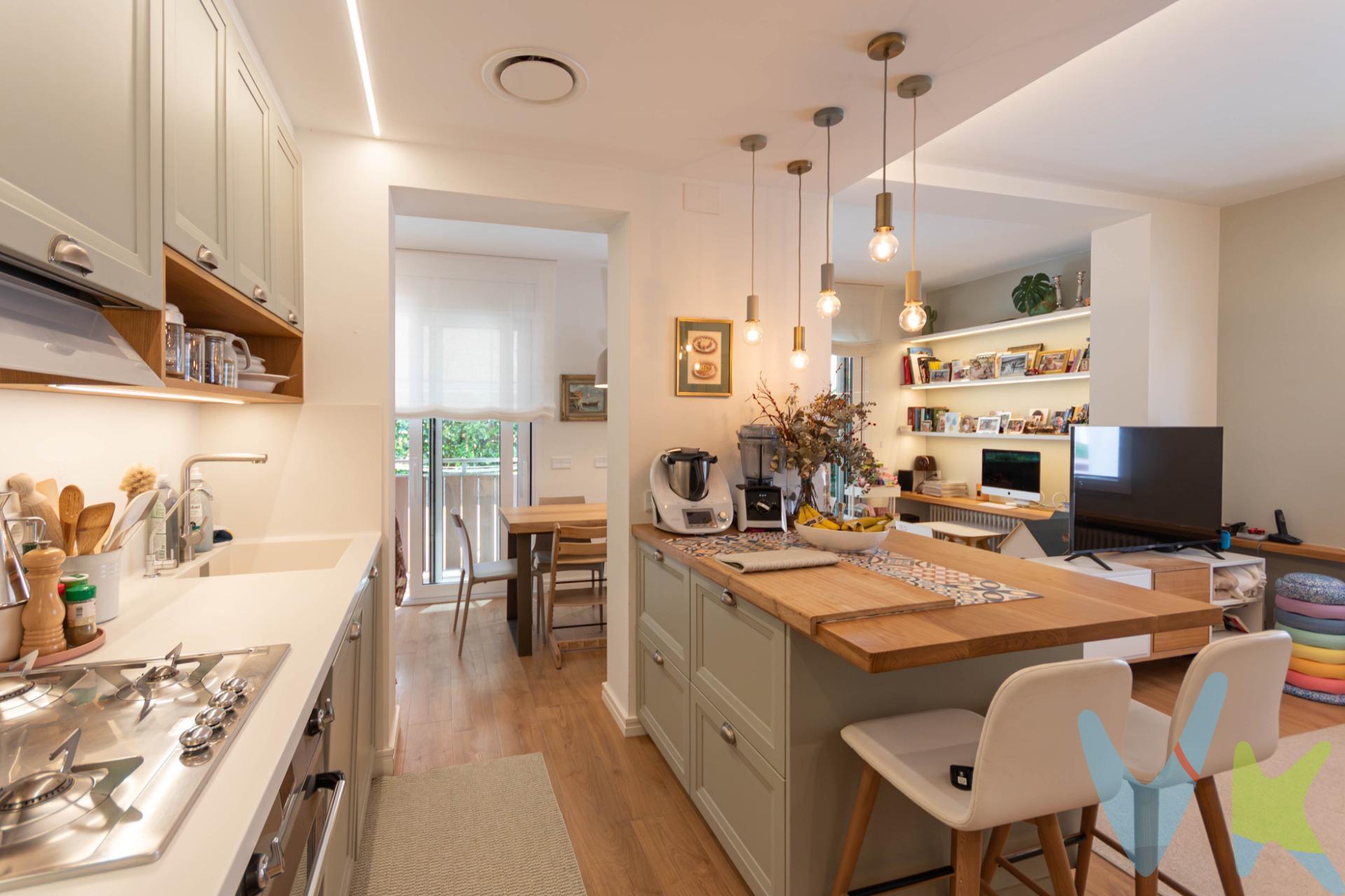 Magnífico piso en una zona muy tranquila, a tan solo 5 minutos andando de la playa de San Sebastián, del centro y de la estación. Totalmente reformado con acabados de primera calidad, este inmueble combina confort, funcionalidad y elegancia en un espacio cuidadosamente diseñado. El piso cuenta con 3 dormitorios dobles, todos con armarios empotrados hechos a medida, y un amplio salón comedor con cocina americana equipada con una isla central, ideal para convivir y disfrutar. Desde el salón se accede a un balcón con barandilla de acero inoxidable, perfecto para relajarse y contemplar las vistas. Dispone de un aseo de cortesía y un baño completo con acabados en Corian, además de un pequeño trastero o despensa que optimiza el espacio de almacenamiento. Las calidades de construcción son excepcionales: ventanas de aluminio Tecnal con cristales Climaguard, toldos con lona Soltis de alta resistencia y persianas de aluminio de seguridad eléctricas, garantizando confort y protección. . Suelos de toda la vivienda de parquet de madera de alta calidad. Todo el piso está aislado térmica y acústicamente con corcho natural de la marca Vipeq Hispania en techos, además de aislamientos acústicos en paredes de la misma marca, asegurando un ambiente tranquilo y energéticamente eficiente. El sistema de climatización incluye aire acondicionado por conductos de la marca Daikin y radiadores de gas de aluminio inyectado de alta densidad marca Rayco, junto con una caldera Vaillant Ecotec Plus, brindando calefacción y agua caliente de manera eficiente. Para la gestión del agua, cuenta con un sistema de descalcificación y ósmosis, adquiriendo agua de lluvia para cocinar de cistena y agua de red para el uso diario. El piso se encuentra en una finca familiar, con solo 3 vecinos y un exclusivo patio comunitario para solo dos vecinos, proporcionando un entorno privado y tranquilo. La vivienda dispone de alarma para su seguridad diaria. La vivienda es de 4 vientos, lo que aporta luminosidad y ventilación natural en todas sus estancias. . Este inmueble combina lujo, calidad y una excelente ubicación para quienes buscan un hogar exclusivo en un entorno privilegiado. El precio no incluye impuestos (ITP, IVA y AJD), ni gastos de notario ni registro. El precio no incluye el mobiliario, electrodomésticos y enseres que aparecen en las fotos. Ref: 11324 RM. 
