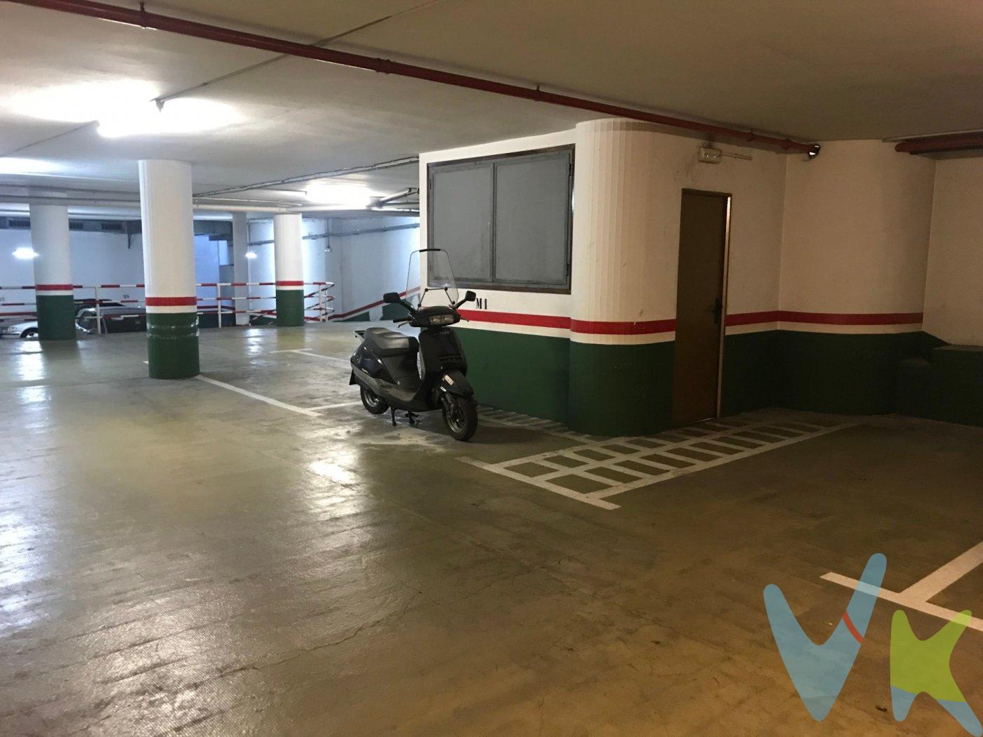 Kasapisos tiene disponibe esta plaza de parking de 8,70m2, en zona Eixample Dret, ubicada en c/. Roger de Lluria y C/. Diputación.  De facil acceso y en planta -1, ideal para coches de entre 4 y 4.50m de largo. Cerca de acceso a ascensor, y con un cómodo espacio para poder bajar y subir del coche.  Si está buscando parking por la zona, llámenos al (+34) 93 162 16 65 o whatsapp (+34) 637 62 83 61 - info@kasapisos.com.  