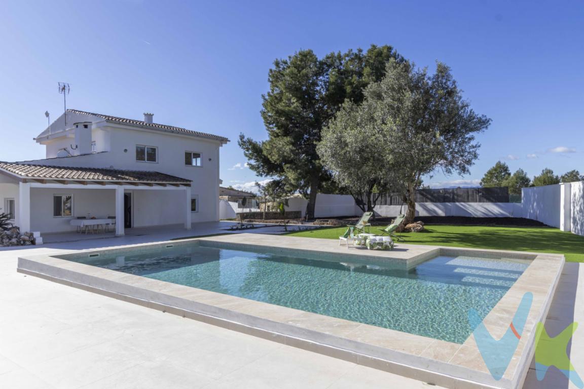  Un hogar espacioso y cómodo en un entorno tranquiloTe presentamos un chalet independiente en venta en La Pobla de Vallbona (Valencia), ideal para familias o parejas que buscan un espacio amplio, luminoso y con todas las comodidades, en una zona residencial con encanto a pocos minutos de la ciudad. Características principalesDescripción generalEste chalet independiente reformado combina funcionalidad, comodidad y espacio exterior, perfecto para quienes desean disfrutar de una casa luminoso y bien distribuida con amplias zonas al aire libre. La parcela de más de 1.000 m² ofrece un jardín muy generoso y una piscina propia, ideal para reuniones familiares, barbacoas, y disfrutar del clima mediterráneo. (app.iagestion.com)La edificación de 294 m² construidos de los cuales la vivienda 189m2 y el resto es almacén cuenta con una distribución clara que permite tener zonas de día y de noche bien diferenciadas, así como espacios confortables para vivir durante todo el año. Los acabados, como los suelos de tarima y las ventanas de aluminio, aportan un toque moderno y práctico que facilita el mantenimiento cotidiano.La cocina independiente es un plus para quienes disfrutan cocinar y organizar el día a día con amplitud, y los cuatro dormitorios ofrecen espacio más que suficiente para familias o para destinar alguna habitación a despacho o zona de invitados. Por qué te puede interesar✔ Chalet independiente con gran privacidad y jardín amplio.✔ Piscina propia  ideal para verano y entretenimiento. ✔ Reformado recientemente  para entrar a vivir sin obras. ✔ Ubicación en zona residencial tranquila de La Pobla de Vallbona. Calidades:Ventanas de aluminioSuelos de tarima🛠️ Estado: Reformado recientemente (última reforma en 2026).Sin barreras arquitectónicas en accesos ni edificación 🏊‍♂️ Extras:Amplio jardín privadoPiscina propia🛏️ Distribución:Cocina independiente Planta baja:Salón, porche, 1 habitación 1 bañosPlanta primera:1 baños completos3 dormitorios📐 Superficies:Jardín: 900 m²  Parcela: 1.015 m² Construida: 294 m² Superficie útil: 157 m²Agenda tu visita¿Quieres conocerlo en persona y comprobar todo su potencial? Contacta con el agente y reserva tu visita hoy mismo. Esta puede ser la casa que has estado buscando para vivir con espacio, luz y comodidad en un entorno residencial con todas las ventajas cerca de Valencia. Se muestra a título informativo y no contractual. El precio no incluye lo siguiente: Honorarios de la agencia inmobiliaria, impuestos (IVA, ITP) y otros gastos de la Compraventa (notaria, gestoría y registro).