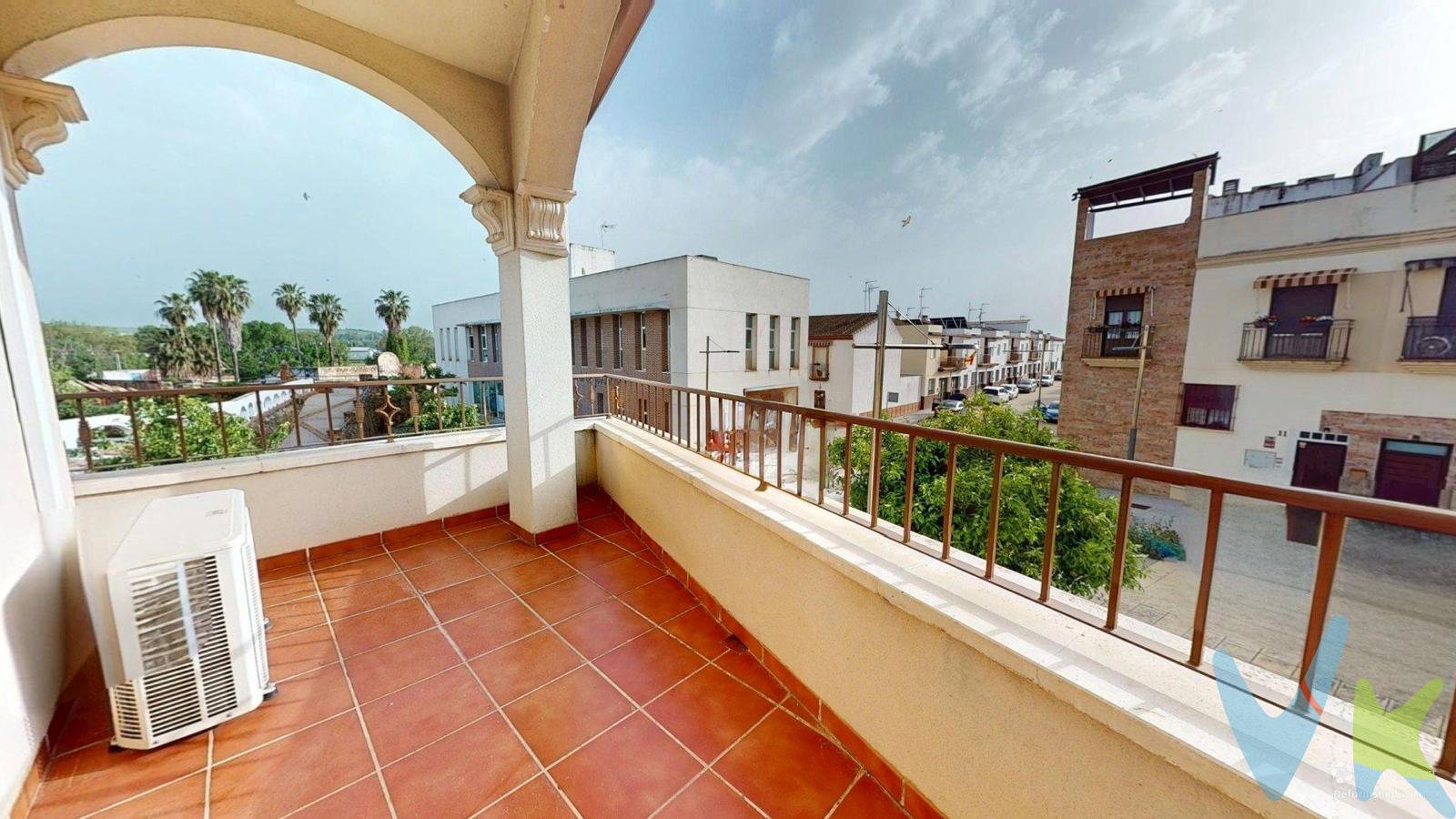 Descubre esta espectacular casa ubicada en la tranquila zona de Villafranca, Córdoba. Con una superficie construida de 283 m² y útil de 219 m², este hogar ofrece un espacio perfecto para disfrutar con familia o amigos. La propiedad cuenta con cuatro habitaciones (una doble), dos baños completos y un aseo adicional; idealmente distribuido para brindar comodidad. Entre sus características destacan su luminosidad natural gracias a amplios ventanales que iluminan cada rincón del inmueble. Además dispone de una terraza privada perfecta para relajarse al aire libre así como parking privado incluido. El sotano brinda más posibilidades de almacenamiento mientras que el patio exterior rodeado por árboles aporta frescura durante los calurosos días cordobeses. Aprovecha las vistas panorámicas desde diferentes ángulos e invita a tus hijos a jugar entre zonas infantiles cercanas sin preocuparte por la seguridad ya que se trata también de una vivienda situada en esquina y equipada con puerta blindada brindando tranquilidad total.Las calidades son excepcionales garantizando durabilidad,y confort tanto interior como exterior.Todo listo ¡Para entrar a vivir! Este es el lugar donde siempre has soñado establecerte. En cumplimiento de las obligaciones de información previstas en la Ley 10/2025, de 28 de diciembre, de servicios de atención a la clientela y transparencia, así como en la normativa sectorial vigente, el precio indicado no incluye los gastos e impuestos inherentes a la adquisición, los cuales se desglosan estimados o con posibilidad de calcularlos a continuación; los gastos más ajustados serán dados en el D.I.A. en la visita a inmuebles, o antes. *Gastos de Notaría: La Minuta se calculará según al arancel notarial oficial: Anexo I, del Real Decreto 1426/1989, de 17 de noviembre. Enlace: https://notariared.com/calculadora-gastos-compra-vivienda/. *Gastos de Registro de la Propiedad: La inscripción se facturará según el arancel oficial: ANEXO I, del Real Decreto 1427/1989, de 17 de noviembre. Igual enlace anterior . *Gastos de Gestión (Gestoría): Los honorarios por la tramitación administrativa, liquidación de impuestos e inscripción registral ascienden de forma estimativa a [363 € aprox.] (IVA incluido), aunque depende de cada caso, y su dificultad. *Honorarios Agencia del Vendedor: incluidos en el PVP. *Honorarios Agencia del comprador: La agencia prestará los servicios de información, asesoramiento y acompañamiento previstos en el Encargo de Servicios y en el D.I.A. Si solicita servicios adicionales o personalizados, sus honorarios serán informados previamente, de forma individualizada y por escrito, conforme a la libertad de pactos y a la normativa vigente. Siendo actualmente la cantidad del 2% más el 21 % de I.V.A. del precio final de venta. *Si necesita Financiación, su banco le informará. *Impuesto sobre Transmisiones Patrimoniales (ITP): Se aplicará el tipo impositivo vigente en Andalucía (generalmente el 7%, sin perjuicio de tipos reducidos del 6%. 3,5%,  etc,  aplicables según las circunstancias personales del comprador o las características del inmueble). El impuesto se devenga sobre el superior entre: 1.- Valor de Referencia de Catastro; y  2.- Precio de venta. Puede calcular su situación personal en el portal oficial de la A.T. de Andalucía. enlace: https://www.juntadeandalucia.es/organismos/economiahaciendayfondoseuropeos/areas/tributos-juego/tributos/paginas/impuestos-cedidos-transmisiones.html; 