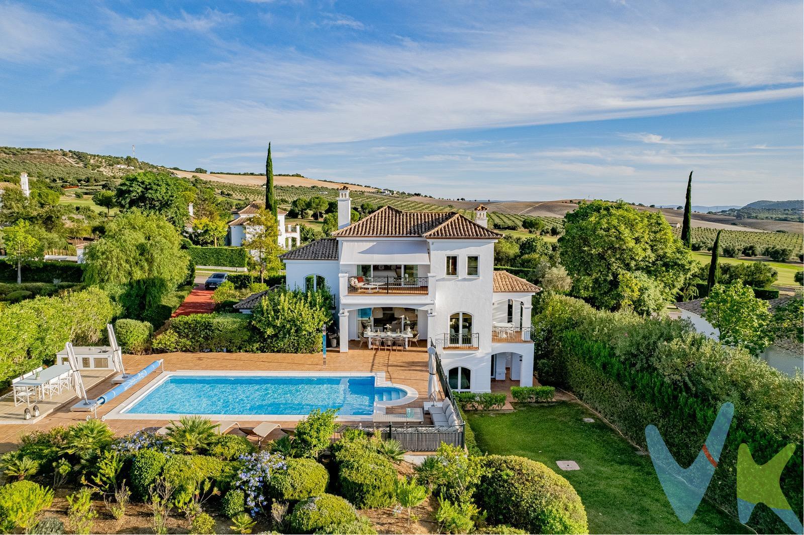 Se trata de una villa de lujo de 5 dormitorios con 4 baños (3 en suite) ubicada en Arcos Gardens Golf [amp;] Country Club con amplias vistas panorámicas sobre el campo de golf y Arcos de la Frontera. Completamente reformada en 2019, la propiedad tiene 275 m2 construidos con una parcela de 1425m2. Se distribuye en 3 plantas y tiene impresionantes vistas desde las diferentes plantas. Los propietarios han realizado un reforma para que la villa sea cómodo para alojarse durante todo el año e incluyeron la instalación de una bomba de calor y calefacción por suelo radiante en toda la casa, además de instalar una encantadora estufa de leña en la sala de estar. La casa tiene aire acondicionado en todas partes (tanto calor como refrigeración) y un sistema de filtro de aire para usar cuando está vacía. La planta baja tiene un amplio salón con acceso a la terraza principal, piscina, comedor más terraza para desayunar, cocina totalmente equipada con electrodomésticos modernos que incluyen horno, microondas, cajón calentador grande, placa de inducción grande, lavavajillas, frigorífico y una cocina independiente. Segunda nevera y nevera para vinos. La primera planta consta de una suite principal, un amplio dormitorio con vestidor con armarios empotrados y un fantástico y moderno cuarto de baño con una gran ducha, lavabo doble con tocador, bidé, radiador toallero eléctrico e inodoro. Hay una gran terraza junto al dormitorio con vistas espectaculares al campo de golf hasta Arcos de la Frontera: ¡el lugar perfecto para tomar un café temprano en la mañana o tomar una copa por la noche contemplando la puesta de sol!. El entresuelo de abajo tiene otro dormitorio doble grande con baño privado, un balcón con vistas a la terraza de la piscina y al gran limonero. En el sótano hay otros 3 dormitorios dobles grandes, uno de los cuales tiene baño privado. También hay un amplio baño familiar. Las ventanas francesas de 2 de los dormitorios dan a una terraza con vistas a los jardines inferiores y al campo de golf. También hay un lavadero independiente con lavadora y secadora integradas. La casa se beneficia de un amplio garaje integrado con puerta eléctrica, tomas de corriente, grifo y estanterías empotradas. El exterior ofrece una terraza privada muy grande que incluye una piscina de 10 mx 5 m, una zona de terraza elevada con cocina y comedor al aire libre, una terraza cubierta con espacio adicional para comer y jardines bien cuidados y plantados. Tiene hermosas vistas al campo de golf y Arcos de la Frontera. La casa fue construida en 2009 y fue renovada en 2019 por Lord Designs de Marbella. Durante las renovaciones, además de agregar la bomba de calor y la calefacción por suelo radiante, los propietarios reemplazaron todos los baños y la cocina y los re decoraron por completo. Los baños fueron reformados con grifería y duchas de Hans Grohe y los azulejos son de Porcelanosa. Todo diseñados a medida y cada baño cuenta con un radiador toallero y calefacción por suelo radiante, ¡perfecto para los meses de invierno!. La nueva cocina fue instalada por KOK Studios (Marbella) incorporando electrodomésticos Siemens IQ700. Se actualizó el cableado de toda la casa para incluir cableado Cat5 y se reemplazaron los azulejos de la terraza de la piscina, la terraza del comedor y la terraza del dormitorio principal. Es una casa familiar maravillosa y lujosa, perfecta para crear recuerdos duraderos. Informamos a nuestros clientes de que los gastos de notaría, registro, gestoría, impuestos y los honorarios de la agencia no están incluidos en el precio. A su vez, disponemos del documento informativo abreviado de la propiedad (según decreto 218/2005, del 11 de octubre) y de seguro de caución, para la protección del dinero entregado como señal para la reserva de una vivienda.
