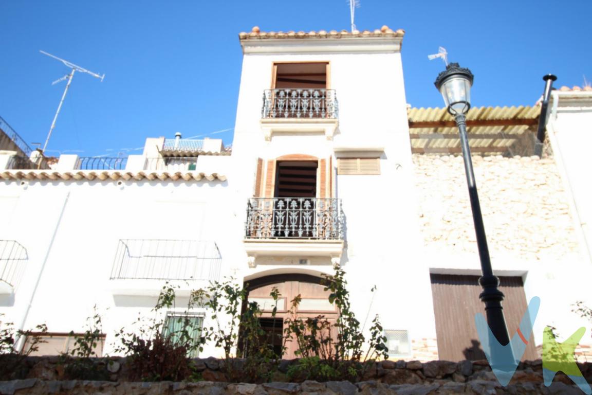 REF_1637. OROPESA DEL MAR. ( CASTELLÓN) CASA DE PUEBLO UNIFAMILIAR ENTRE MEDIANERAS HASTA PLANTA SEGUNDA. EN PLENO CASCO ANTIGUO CON ACCESO A DOS CALLES. VISTAS AL MAR Y A LA MONTAÑA. A 25 MTS DE LA PLAZA DE LA IGLESIA. ORIENTACION SUR. 156 METROS CONSTRUIDOS. DISTRIBUIDA EN 4 PLANTAS. PLANTA BAJA: AMPLIO SALÓN CON CHIMENEA Y 1 BAÑO. PLANTA PRIMERA: 2 DORMITORIOS UNO DE ELLOS CON BALCÓN .  1 BAÑO COMPLETO CON BAÑERA. PLANTA SEGUNDA: ACCESO A ESTA PLANTA TAMBIÉN DESDE CALLE TRASERA. COCINA INDEPENDIENTE, GRAN SALON CON CHIMENEA Y BALCÓN. PLANTA TERCERA: DORMITORIO ABUHARDILLADO CON DUCHA Y TERRAZA-SOLARIUM EXTERIOR DE 20 MTS. CON VISTAS AL MAR Y A LA MONTAÑA. POSIBILIDAD DE DIVIDIR EL INMUEBLE EN 2 VIVIENDAS INDEPENDIENTES. IDEAL PARA FAMILIAS NUMEROSAS, DOS FAMILIAS O INVERSIÓN PARA ALQUILER RESIDENCIAL O CASA RURAL. NECESITA REFORMA. ..El precio de venta  NO  INCLUYE Impuestos (I.V.A. o I.T.P.), gastos de Notaría, gastos de Registro de la Propiedad, gastos de tramitación de Escrituras ni gastos de financiación (si se precisa). Consulte Honorarios Profesionales de Agencia Inmobiliaria.