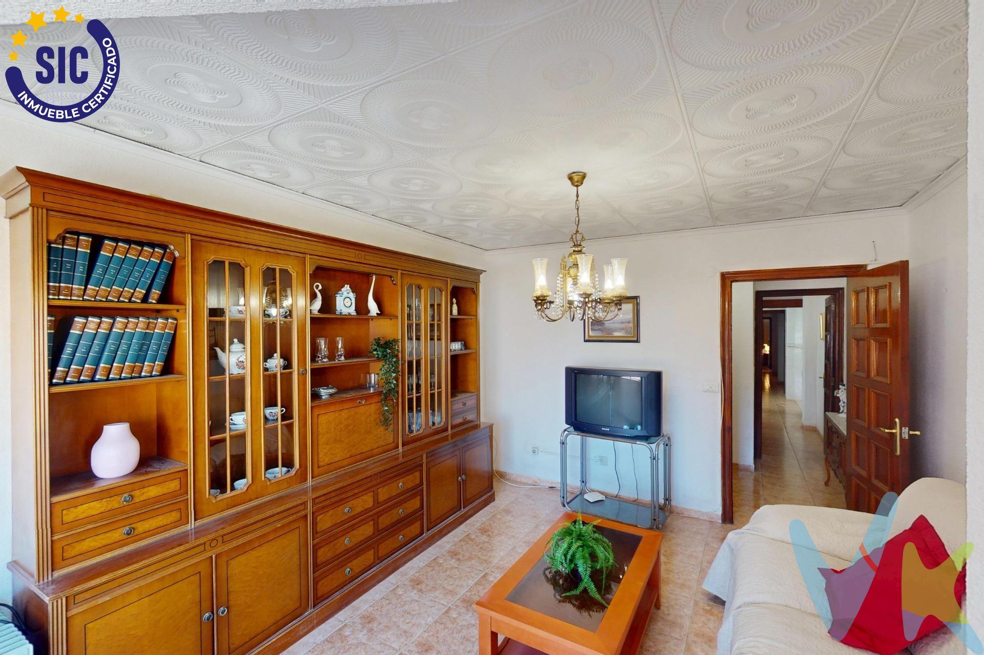 Te presentamos una excelente oportunidad para adquirir un piso en el corazón de Castellón. Esta vivienda cuenta con una superficie de 97 m2 construidos, distribuidos eficientemente en un acogedor hall que da paso a un salón, donde podrás disfrutar de agradables vistas a la calle. A continuación está el comedor que da acceso a la cocina equipada con galería y ofrece funcionalidad y comodidad para tus actividades diarias. El inmueble consta además de dos habitaciones sencillas perfectas como dormitorios o espacios multifuncionales; también encontrarás una habitación de matrimonio espaciosa que garantiza privacidad y confort. El baño dispone de ducha moderna mientras que el aseo proporciona mayor conveniencia al día a día familiar. Entre los aspectos destacados se incluye la venta amueblada (exceptuando artículos personales)  junto con electrodomésticos necesarios. Cabe resaltar que todas las ventanas han sido reemplazadas por modelos climalit, asegurando así eficiencia energética e insonorización dentro del hogar. Ubicado estratégicamente cerca del centro urbano, donde tendrás acceso inmediato a todos los servicios esenciales: tiendas locales, restaurantes deliciosos y transporte público.. No pierdas esta magnífica ocasión; contáctanos hoy mismo para organizar una visita. Este inmueble es en exclusiva, con lo que le facilitamos cualquier información sobre la vivienda. Por este motivo, solicitamos no molesten al propietario, ocupantes de la propiedad o vecinos de la comunidad. En todos los casos los precios expuestos son más impuestos y gastos derivados de la transmisión del inmueble.