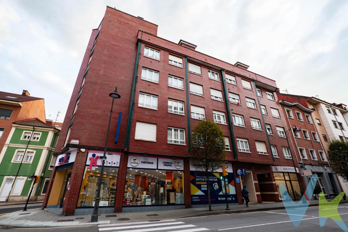 Excelente ocasión de adquirir una vivienda con plaza de garaje y trastero a pocos pasos de la Playa de Poniente en Gijón, Se trata de una vivienda en planta cuarta integrada en un edificio construido en el año 1999 sin barreras arquitectónicas y que presenta un magnifico estado. Se sitúa en la Avenida de Galicia Nº 1 de Gijon, una zona en expansión y con gran potencial de futuro. Su ubicación es privilegiada, ya que estamos muy próximos a las playas de Poniente y del Arbeyal, puede ser el hogar perfecto para aquellas familias que les encanta disfrutar de la playa, del mar y de la ciudad.La vivienda se encuentra en muy buen estado de conservación y mantenimiento, como os decía es una planta cuarta, es luminosa, consta de salón comedor, cocina, dos dormitorios, baño, garaje y trastero. La zona cuenta con todo tipo de servicios, incluyendo el Colegio público y bilingüe de la Atalia, parques, así como supermercados, hoteles, cafeterías, restaurantes y todo tipo de comercios. Además, la comunicación con autovías es excelente.No pierdas la oportunidad de vivir en esta zona en crecimiento y con gran potencial, contacta con nosotros para más información y para concertar una visita.En el precio publicitado (PVP) no se incluye el impuesto de Transmisiones Patrimoniales ni los gastos de notaría y registro.