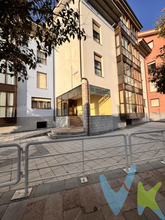  En la encantadora localidad de Llanes, se presenta una oportunidad única de adquirir esta propiedad que combina confort y funcionalidad, ideal tanto para quienes buscan un nuevo hogar como para aquellos interesados en una inversión inmobiliaria rentable, ya que posee licencia de Vivienda de Uso Turístico. Este acogedor inmueble, destinado a la venta, ofrece un equilibrio perfecto entre espacio y practicidad.El apartamento, situado en un edificio construido en 1998, cuenta con 39.17 metros cuadrados útiles y 53.22 metros cuadrados construidos. Este espacio está inteligentemente distribuido para ofrecer el máximo confort. Con un diseño moderno y acogedor, el apartamento consta de una amplia habitación que garantiza un descanso reparador. El salón y la cocina se integran de manera armónica, facilitando la vida diaria.Una de las características más destacadas de esta propiedad es su excelente ubicación. La proximidad a la Playa de Toró a tan sólo cinco minutos caminando y Puerto Chico a pocos minutos, hacen de ella una propiedad única, ya que está en el pleno corazón de Llanes.El apartamento se vende completamente amueblado, incluyendo electrodomésticos, ofreciendo así una solución ideal para aquellos que deseen instalarse sin tener que preocuparse por el mobiliario inicial. Cada rincón del apartamento ha sido cuidadosamente amueblado para maximizar el espacio y proporcionar una atmósfera hogareña y cálida.Para mayor comodidad, el apartamento dispone de un trastero que sirve como una solución práctica de almacenamiento adicional, permitiendo mantener el apartamento despejado y ordenado.Esta propiedad en Llanes es una inversión ideal para aquellos que buscan un primer hogar o para quienes desean una escapada costera en un entorno apacible.Visitar este inmueble es descubrir un lugar donde cada detalle ha sido pensado para ofrecer comodidad y calidad de vida. La invitación queda abierta para explorar esta propiedad que no solo cuenta con una ubicación privilegiada, sino que también ofrece una excelente relación calidad-precio.El apartamento cuenta con plaza del garaje en alquiler a un precio muy asequible.Esta es una oportunidad que, sin lugar a dudas, vale la pena considerar seriamente. No deje pasar la ocasión de visitar esta joya inmobiliaria. Contáctenos para concertar una cita y descubrir, de primera mano, todo lo que este extraordinario apartamento tiene para ofrecer. Esperamos su visita para que pueda comprobar personalmente las ventajas y calidades de este encantador apartamento en Llanes.En el precio de venta NO está incluido el Impuesto de Trasmisiones Patrimoniales, Registro y Notaría.De acuerdo con la ley, no se incluyen en el precio otros gastos o tributos que legalmente correspondan al comprador. El consumidor tiene derecho, conforme a la normativa vigente, a disponer de información y documentación adicional relativa al inmueble y condiciones de la compraventa, accesible en la sede física de la Agencia Sabugo, en Plaza del Carmen n.º 5 BJ, o a través del correo electrónico: info@inmobiliariasabugo.com. La agencia actúa exclusivamente como intermediaria en la operación. Cualquier compraventa y sus condiciones quedan sujetas en todo caso a la aceptación expresa del vendedor del inmueble y a la posterior formalización del correspondiente contrato. El presente anuncio tiene carácter meramente informativo; la información suministrada se corresponde con la disponible a la fecha de publicación, pudiendo variar en función de las circunstancias o actualizaciones legales, contractuales y fiscales.