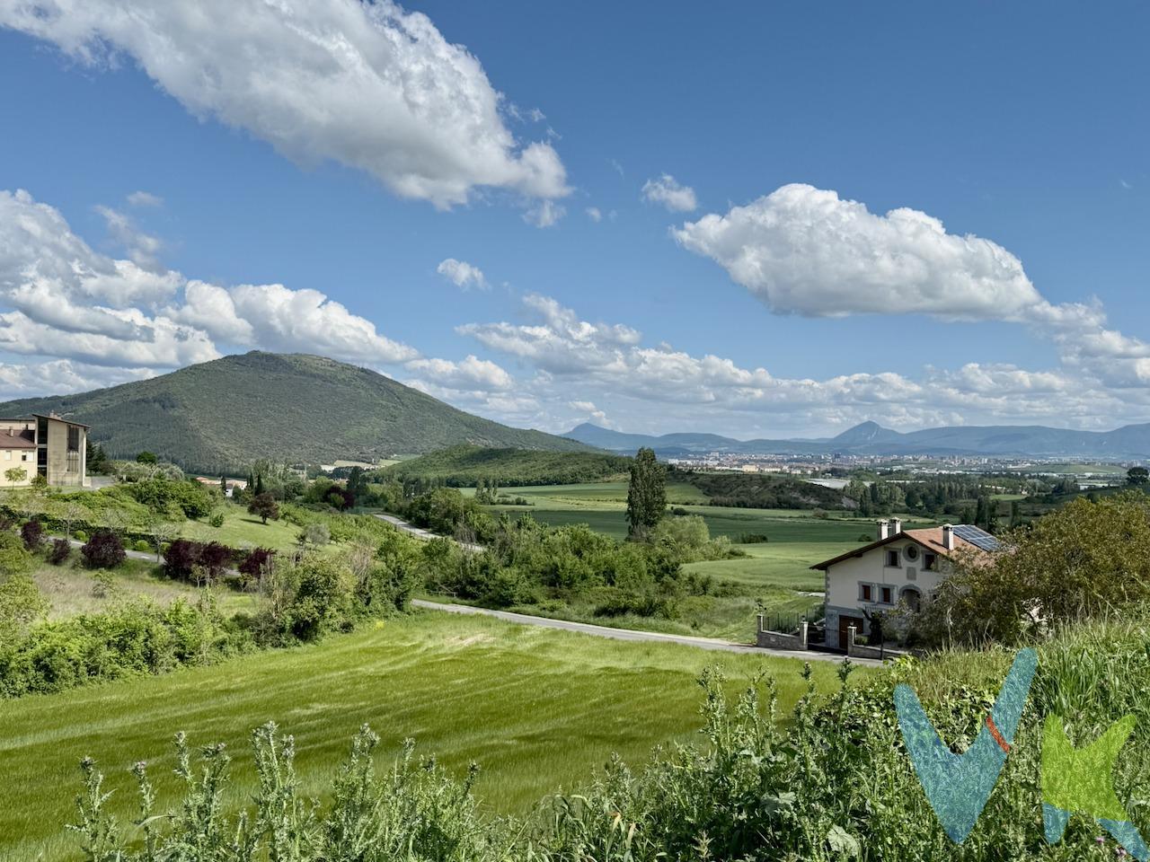 Descubre esta extraordinaria oportunidad en Oteiza de Berrioplano, a tan solo 10 km de Pamplona. Este terreno urbano cuenta con una extensión total de 1980 m2 y se sitúa en la parte alta del pueblo, ofreciendo impresionantes vistas hacia los montes circundantes ,el propio municipio y hacía Pamplona. La parcela está dividida en dos zonas con diferentes alturas que maximizan su potencial visual. En la propiedad hay un edificio en ruinas que permite una edificabilidad aproximada de hasta 1200 m2, habilitando así diversas posibilidades para desarrollo futuro. Existe ya consulta previa realizada ante el ayuntamiento por medio de un arquitecto para facilitar la segregación del terreno en dos parcelas: una menor (900 m2) y otra mayor (1080 m2). Si sueñas con vivir cerca del bullicio pamplonés pero deseas disfrutar al mismo tiempo del sosiego rural, rodeado por espectaculares panorámicas naturales sobre Eltxumendi y sus alrededores este es tu momento ideal. No pierdas esta oportunidad. No dudes en consultar y pedir información. Datos meramente informativos, sin valor contractual. Impuestos y gastos de transmisión no incluidos.