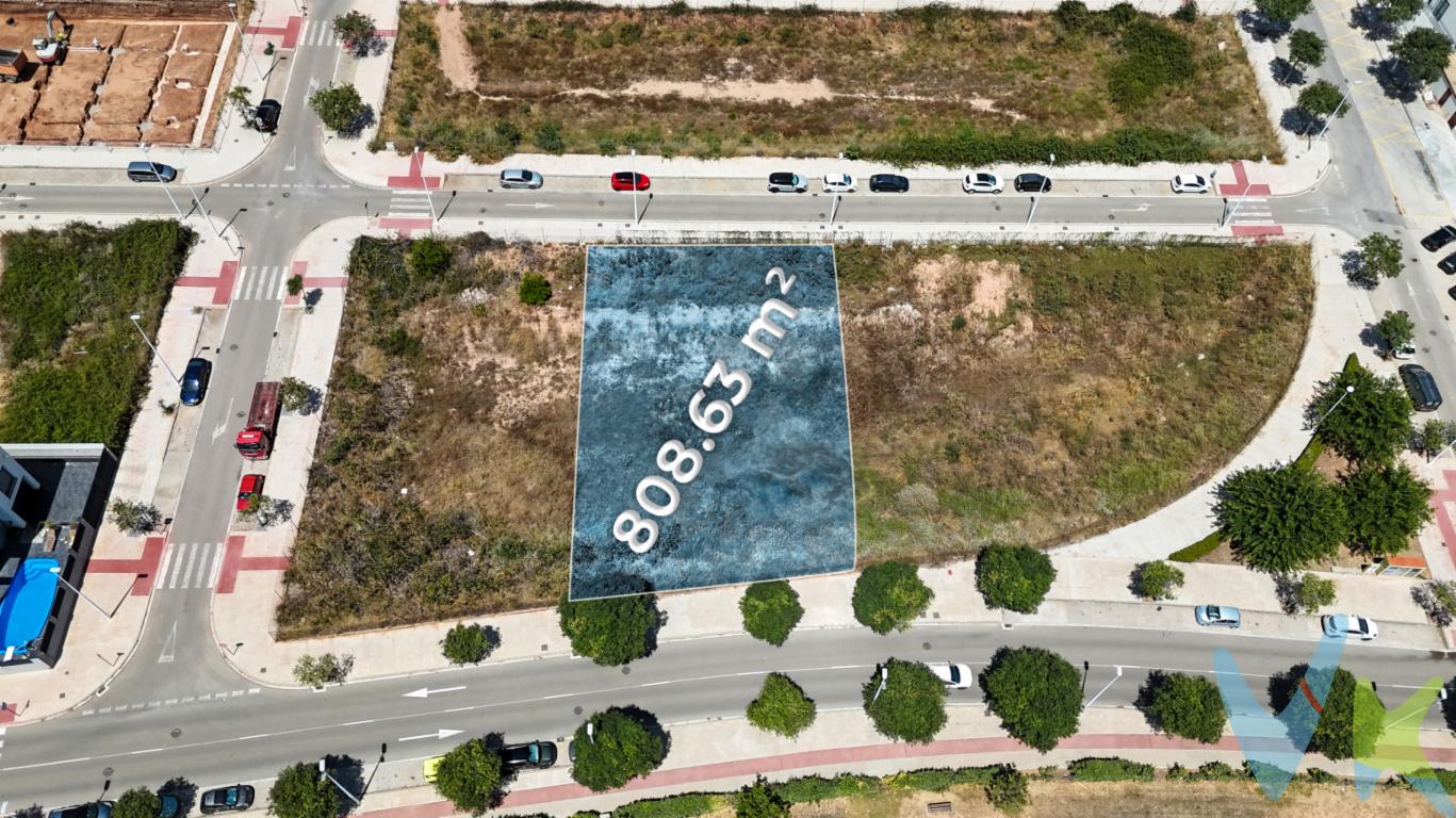  En la zona nueva de Sagunto (Norte Palancia) se presenta una oportunidad única para adquirir una finca edificable de extraordinario tamaño y potencial. Esta propiedad, que abarca 813 metros de suelo, destaca por su amplitud y versatilidad. Ideal para aquellos que buscan invertir en una zona estratégica con todas las conexiones y servicios a su alcance.Parcela en la que se permite la construcción de uno o dos viviendas adosadas, con una edificabilidad del 0.75, un aprovechamiento máximo de 601m2 y un máximo de 2 plantas. La finca está enclavada en una ubicación privilegiada, ofreciendo una cercanía excepcional a las principales arterias de la ciudad, así como a puntos de interés tanto culturales como comerciales. Su ubicación asegura un flujo constante de actividad y la promesa de un desarrollo continuo, lo que la convierte en una opción ideal tanto para inversores como para autopromotores.Destacando por su conexión a la red eléctrica, esta propiedad garantiza el suministro de energía necesario para cualquier proyecto que se desee realizar. La accesibilidad de los servicios públicos proporciona una comodidad añadida, facilitando los trámites y agilizando cualquier proceso de construcción o reforma.La finca se encuentra en una zona en constante crecimiento y revitalización, lo que asegura un retorno de inversión atractivo. Con una comunidad activa y creciente, el entorno ofrece tanto la tranquilidad de un vecindario consolidado como el dinamismo de una zona en plena expansión.No menos importante es el hecho de que la zona cuenta con una excelente dotación de servicios y comodidades, incluyendo instituciones educativas, instalaciones deportivas y centros de salud. La conexión con las principales vías de transporte público y privado añade una capa más de conveniencia, permitiendo un acceso rápido y sencillo a los puntos más importantes de la ciudad y sus alrededores. Esta accesibilidad convierte a la finca en una opción excelente tanto para proyectos residenciales como comerciales.Invitamos a todos aquellos interesados a visitar esta excepcional propiedad para apreciar en persona todas las ventajas que tiene para ofrecer. La experiencia de recorrer esta finca promete inspirar y despertar la imaginación sobre las posibilidades casi infinitas que brinda.No deje pasar la ocasión de convertirse en el propietario de una finca tan bien situada y con tanto potencial para el futuro. Le animamos a concertar una visita y descubrir todo lo que esta increíble propiedad puede ofrecerle.En nuestra agencia contamos con el distintivo de Agentes de Intermediación Inmobiliaria de la Comunitat Valenciana (Número de registro RAICV 1394) y cumplimos con todos los requisitos que debe tener un profesional del sector inmobiliario.Por mandato expreso del propietario, comercializamos este inmueble en exclusiva, lo que le garantiza el acceso a toda la información, a un servicio de calidad, un trato fácil, sencillo y sin interferencias de terceros. Si usted es agente inmobiliario y tiene un cliente para este inmueble, llámenos estaremos encantados de colaborar.  El precio indicado no incluye gastos ni otros conceptos. A tal efecto, se informa que al referido precio habrá que añadirle los gastos propios de la transmisión inmobiliaria, entre los que cabe enumerar los siguientes: honorarios notariales, impuesto al que se encuentre sujeta la transmisión (Impuesto sobre el Valor Añadido o Impuesto sobre Transmisiones Patrimoniales y Actos Jurídicos Documentados, según el caso), gastos de inscripción en el Registro de la Propiedad y honorarios de intermediación de la agencia inmobiliaria.  ¿Qué te ofrecemos en nuestra agencia?  - Honradez y transparencia- Agilizamos y hacemos más cómodo el proceso.  - ¡Nos ocupamos de todo! Cero preocupaciones.  - Recibe apoyo legal y fiscal durante todo el proceso.  - Experto inmobiliario 100% a tu lado.  - Asistencia post venta ¡Seguimos a tu lado!  Si deseas saber más, no dudes en ponerte en contacto con nosotros.  