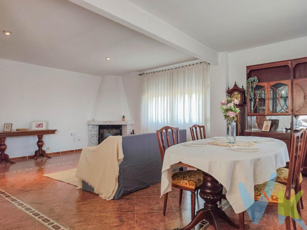  Descubra una espectacular casa independiente en venta ubicada en la encantadora localidad de Chiva. Esta maravillosa propiedad, construida en 1977, ofrece un espacio incomparable con 356 metros cuadrados útiles y un total de 404 metros cuadrados construidos, se vende con una parcela de 900 metros con posibilidad de 1.800 metros de parcela ideal para inversores que quieran construir.La parcela da a dos calles. No deje pasar la oportunidad de visitar este excepcional inmueble que combina comodidad y amplitud en una ubicación privilegiada.La casa cuenta con seis habitaciones bien distribuidas, proporcionándole un entorno espacioso ideal para familias numerosas o para aquellos que buscan amplitud. El garaje privado añade un elemento de comodidad, garantizando que siempre tenga un lugar seguro para sus vehículos. Además, cuenta con un trastero que ofrece espacio adicional para almacenamiento, ideal para mantener el hogar organizado y despejado.Esta magnífica propiedad se encuentra en una extensa parcela de 1.800 metros cuadrados que ofrece múltiples posibilidades para disfrutar del aire libre. El precio de venta se ofrece con una parcela de 900 metros con la posibilidad de adquirir la totalidad de metros.La zona ajardinada es perfecta para quienes desean disfrutar de la naturaleza desde la comodidad de su hogar.Uno de los aspectos más atractivos de esta casa es su conveniente ubicación. La presencia de un servicio de transporte público cercano facilita el acceso a otras áreas, lo que añade un alto grado de conveniencia para los desplazamientos diarios. La amplitud de sus espacios interiores garantiza la versatilidad y el confort necesarios para crear el hogar de sus sueños. Las dimensiones de la propiedad permiten la personalización de los espacios según sus preferencias y necesidades, convirtiéndose en un marco perfecto para diseñar un entorno totalmente adaptado a sus deseos.La oportunidad de experimentar la vida en esta impresionante casa independiente es única. La zona ajardinada ofrecen un oasis de tranquilidad y disfrute en medio de un entorno residencial envidiable.Los atractivos de esta vivienda no se limitan meramente a su estructura ni a su parcela generosa. Su localización en Chiva la sitúa en un entorno culturalmente enriquecido y con un entorno natural envidiable, haciendo de esta residencia una elección ideal para quienes valoran el equilibrio entre tranquilidad y accesibilidad.No hay mejor manera de apreciar el encanto de esta casa que experimentando de primera mano. Por ello, le invitamos cordialmente a visitar este maravilloso inmueble y descubrir todas y cada una de las ventajas que tiene para ofrecer. Estamos seguros de que su encanto y sus características distintivas conquistarán su corazón.Si está interesado en conocer todos los detalles sobre esta propiedad única, no dude en ponerse en contacto. Estaremos encantados de proporcionarle toda la información adicional que precise y de organizar una visita para que pueda experimentar por usted mismo todo lo que este hogar tiene para ofrecer. Su futura residencia le espera en Chiva, un lugar donde podrá disfrutar de una calidad de vida extraordinaria. 
