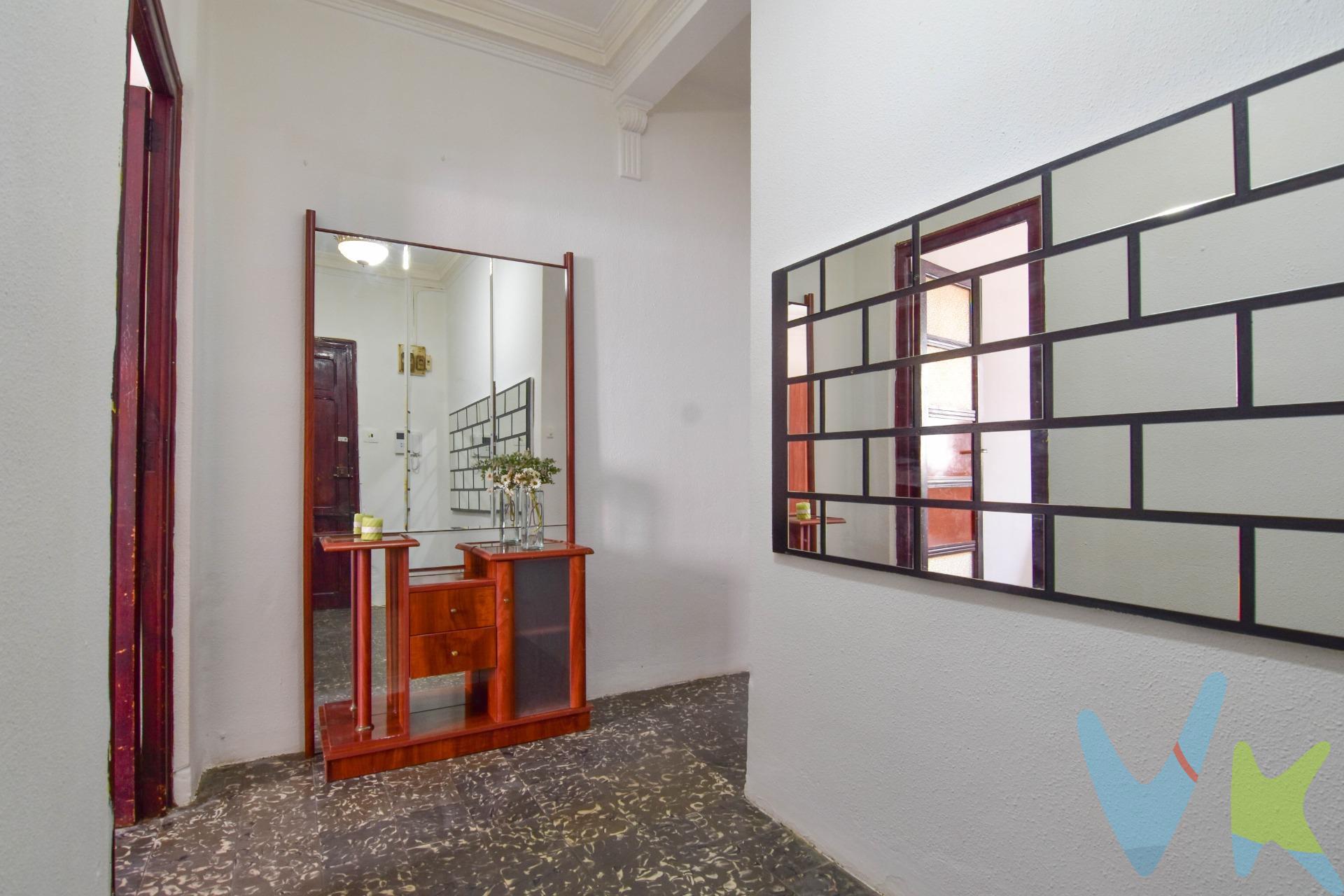 Hay viviendas que llegan para convertirse en el hogar de toda una vida. Y otras que llegan para dar forma a un nuevo proyecto. Esta es una de ellas. En la calle San Ramón de Paiporta te espera esta primera altura, un piso de 68 m² que ha sido cuidado con mimo durante todos estos años. Conserva su esencia de origen, sí, pero también transmite esa sensación de hogar bien mantenido, listo para que decidas si quieres disfrutarlo tal y como está o transformarlo a tu gusto. Su distribución ofrece tres dormitorios, un salón acogedor, cocina independiente y un baño. Espacios prácticos que se adaptan tanto a una familia como a quien busca realizar una inversión con mucho potencial. Y si hay algo que marca la diferencia es su ubicación. A tan solo unos pasos encontrarás todo lo que necesitas para el día a día: Mercadona, Consum, cafeterías, panaderías, comercios locales y todos esos servicios que hacen la vida mucho más cómoda, sin necesidad de coger el coche. Además, la vivienda dispone de la luz dada de alta, un detalle que facilita aún más el proceso de empezar una nueva etapa. Si buscas una vivienda con una excelente relación entre ubicación, posibilidades y precio, esta puede ser la oportunidad que estabas esperando. Porque a veces, los mejores hogares no son los que ya están reformados, sino aquellos que te permiten crear el hogar que siempre has imaginado. Nota: Agencia Registrada con el Nº 1395 en el Registro Obligatorio de Agentes Inmobiliarios de la Comunitat Valenciana, consultable en la web de la Generalitat Valenciana. La oferta está sujeta a cambios de precio o retirada del mercado sin previo aviso. La información contenida en el presente anuncio se facilita a título meramente informativo y no contractual, los datos, descripciones, superficies, imágenes y cualquier otro contenido del mismo pueden estar sujetos a errores u omisiones al ser facilitados por terceros. El precio de venta publicado no incluye los honorarios de intermediación inmobiliaria, ni los impuestos legalmente aplicables (IVA o ITP), ni los gastos derivados de la compraventa, tales como notaría, registro y gestoría, ni aquellos derivados de la financiación, en caso de existir. Por mandato expreso del propietario, este inmueble se comercializa en régimen de exclusiva, garantizando al interesado un acceso completo a la información y una gestión profesional, transparente y sin interferencias de terceros. Se ruega no molestar al propietario, a los ocupantes del inmueble ni a los vecinos. Agentes inmobiliarios con cliente interesado pueden contactar con la agencia para colaborar. Nuestro departamento financiero puede conseguir tu financiación. ¡Consúltanos!