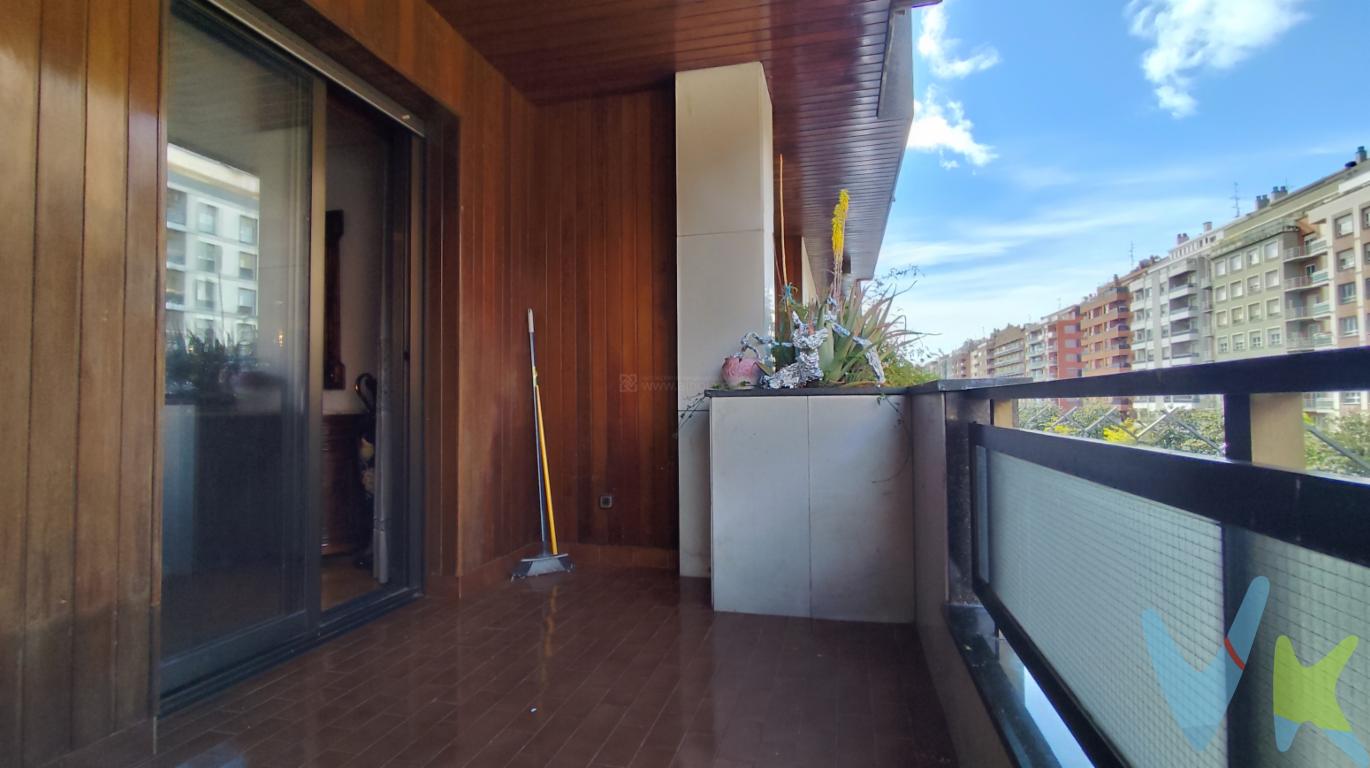 Bonito piso en venta con garaje en calle Gran Vía Logroño .Esta magnífica residencia, ubicada en una zona privilegiada, no solo ofrece una localización envidiable, sino también un espacio amplio y cómodo que se adaptará perfectamente a las necesidades de su familia.Con 202.26 metros cuadrados construidos, este piso proporciona un generoso espacio, incluidas cinco amplias habitaciones, perfectas para una familia numerosa o para quienes necesitan espacio adicional para hobbies y trabajo desde casa. Con 163.76 metros cuadrados de espacio útil, la distribución del inmueble está pensada para maximizar cada rincón, brindando amplitud y luminosidad.Situado en la planta 2, el acceso es fácil y cómodo gracias al ascensor del edificio, lo que garantiza una movilidad sin esfuerzo. Uno de los elementos más valorados de esta joya inmobiliaria es su garaje privado. Este beneficio, inusual para una ubicación tan céntrica, elimina cualquier preocupación sobre el aparcamiento, ofreciendo seguridad y comodidad al propietario.La ubicación del piso ofrece la perfecta combinación de lo vibrante y lo accesible. Con paradas de autobús en las proximidades, la conexión con todas las áreas de Logroño es sencilla y rápida, facilitando sus desplazamientos diarios y haciendo de su nueva vivienda un lugar ideal tanto para quienes prefieren el transporte público como para aquellos que optan por la comodidad del coche.Su entorno residencial es tranquilo y seguro. Vivir en la zona centro de Logroño le permitirá disfrutar de la rica oferta cultural, gastronómica y comercial que ofrece la ciudad, todo a pocos minutos de distancia. Tiendas exclusivas, restaurantes gourmet y una vida nocturna activa forman parte del entorno inmediato, garantizando así el acceso a una amplia gama de servicios.Este piso se caracteriza por ser amplio, permitiendo el desarrollo de un estilo de vida cómodo y elegante sin tener que salir de casa. Las zonas comunes están diseñadas para disfrutar en el día a día y son perfectas para reuniones familiares o encuentros sociales. La arquitectura del edificio y su entorno añaden un toque de distinción a esta vivienda inolvidable.Las facetas adicionales, como una excelente orientación que asegura luz natural durante todo el día, completan el atractivo de esta propiedad. La reciente remodelación del edificio resalta tanto el estilo moderno como la calidad de sus materiales y acabados, ofreciendo así la unión perfecta entre estilo clásico y modernidad.No deje pasar la oportunidad de visitar esta propiedad singular en el centro de Logroño. Su futura vivienda le espera con un sinfín de posibilidades para que usted la convierta en su hogar ideal. Le invitamos a programar una visita para descubrir en persona todo lo que este maravilloso piso tiene para ofrecerle. Transforme su forma de vivir en el centro neurálgico de la ciudad. ¡No se arrepentirá! 