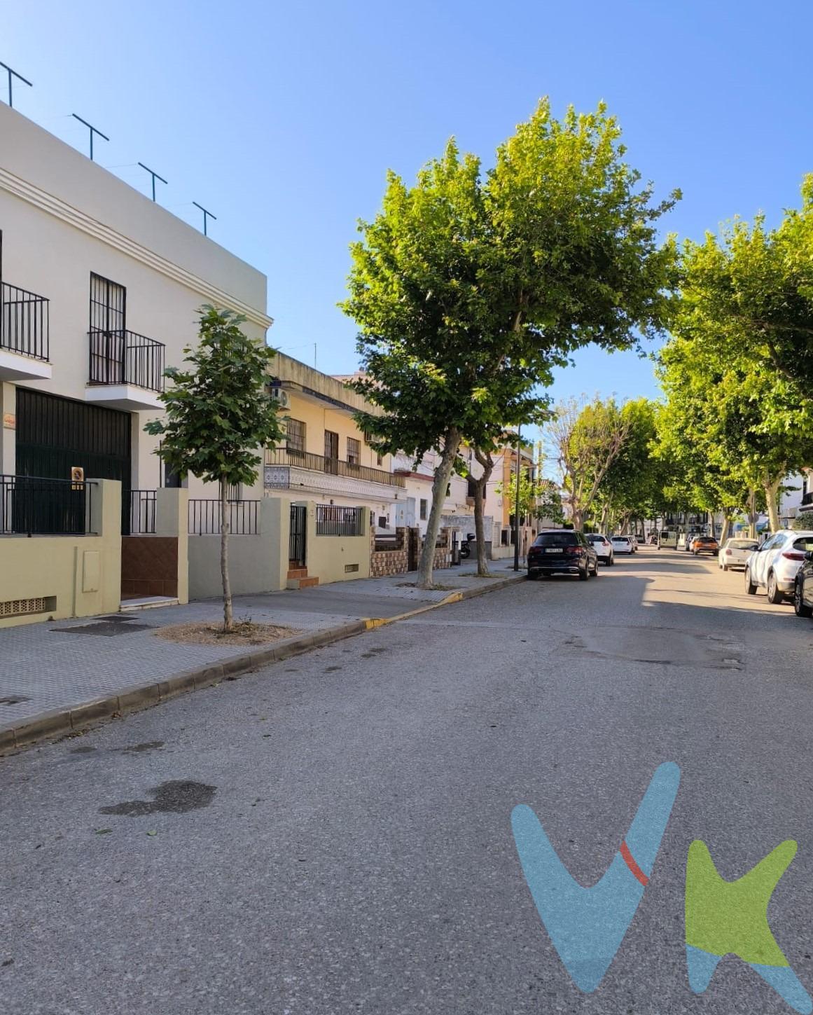 ∞Plaza de garaje en la avenida 28 de Febrero, muy cerca del centro y de fácil acceso. Es amplia y tiene buena maniobrabilidad. ∞Precio: 18.000.-€. ∞De acuerdo con lo prevenido en el Decreto 218/2005, de 11 de octubre, se informa al consumidor que los gastos notariales, registrales, impuesto de transmisiones (ITP), honorarios de intermediación, gastos financieros y otros gastos inherentes a la compraventa no están incluidos en el precio.