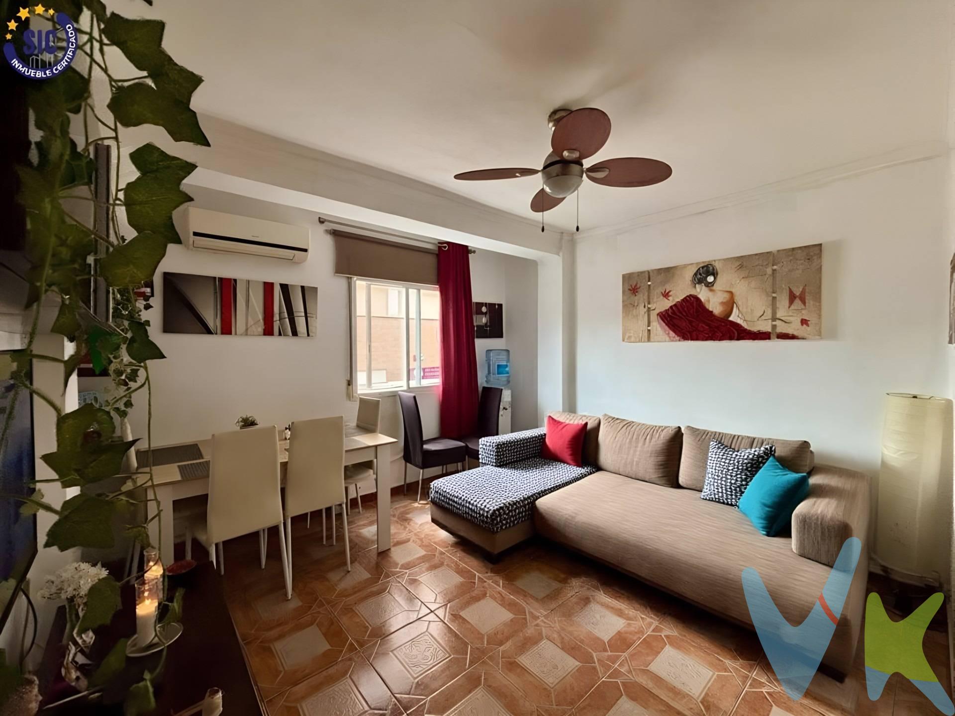 . Te presentamos en EXCLUSIVA  bonita vivienda Ubicada en una zona muy bien comunicada, a pocos minutos caminando del Puerto de Valencia y la Avenida del Puerto, esta vivienda ofrece una excelente oportunidad tanto para vivir como para invertir. Su cercanía a la playa y a las zonas de ocio del puerto permite disfrutar del mar y del ambiente valenciano sin renunciar a la comodidad de la ciudad. La vivienda cuenta con una distribución práctica y espacios bien aprovechados. El salón-comedor es luminoso  como el resto de habitaciones  que dan al exterior.La cocina  ofrece funcionalidad  y da amplitud al  tener estilo americano . Las tres habitaciones son de buen tamaño   el inmueble está  en excelentes  condiciones para entrar a  vivir sin necesidad de reformas , es una primera planta SIN ASCENSOR y va totalmente amueblada!!!. Disfruta de la cercanía al Puerto deportivo y de ocio, restaurantes, terrazas, la Marina Real y la playa de Las Arenas. Muy bien comunicado por transporte público y rodeado de todos los servicios: supermercados, colegios, ambulatorio, zonas verdes y comercios. ✅ Ideal tanto para vivir como para invertir, gracias a su ubicación estratégica y su versatilidad. Perfecto para familias o como vivienda para alquilar a largo plazo o por habitaciones. ¡Una vivienda que lo tiene todo: espacio, luz, ubicación y buen estado!. Contáctanos y ven a verla. ¡Te encantará!. Por encargo directo del propietario, gestionamos la venta de este inmueble en exclusiva, lo que le garantiza un servicio de calidad, información transparente y un proceso ágil, sin intermediaciones innecesarias. Por respeto a la privacidad del propietario, los ocupantes y los vecinos, solicitamos no contactarles directamente. Agradecemos su comprensión.    Si usted es un profesional inmobiliario y tiene un cliente interesado en esta propiedad, no dude en llamarnos. Estaremos encantados de colaborar. La oferta está sujeta a cambios de precio o retirada del mercado sin previo aviso. Este anuncio en su conjunto, incluyendo textos, fotos, imágenes o cualquier otro contenido del mismo, no es vinculante dado que la información es ofrecida por terceros y puede contener errores. Se muestra a título informativo y no contractual. Número de Registro de Agentes de Intermediación Inmobiliaria de la Comunidad Valenciana: RAICV-3991. El precio no incluye lo siguiente: honorarios de la agencia inmobiliaria, impuestos (IVA, ITP) y otros gastos de la Compraventa (notaria, gestoría y registro). . 