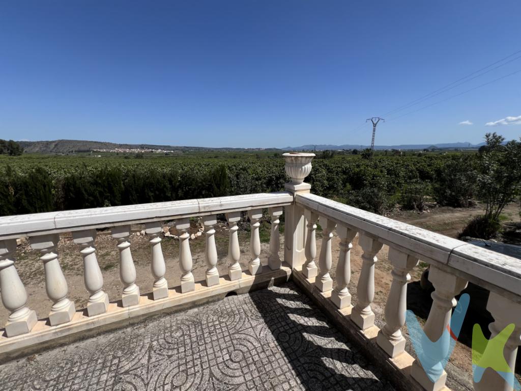 Chalet Unifamiliar  en la TOSCANA DE VALENCIA, con importante y activo recurso económico, una  Explotación Agrícola de AGUACATES en Pleno Rendimiento  Te presentamos una vivienda en la zona de la Costera, considerada como la Toscana de Valencia, por sus bellos paisajes, el encanto de las casas solariegas, el entorno y el confort.  Esta propiedad tiene seis hanegadas de AGUACATES EN PLENA PRODUCCIÓN, con una rentabilidad económica alta. La producción de los aguacates se vende a empresas que se encargan desde la recolección hasta la venta.  Esta exclusiva propiedad está ubicada en una parcela de 8.012 m² de acceso privado, en la que se alza un chalet unifamiliar aislado de 957 m² construidos, distribuidos en dos plantas: un amplio semisótano-garaje y la planta superior destinada a vivienda. La vivienda cuenta con  una superficie de 208m2, 34m2 de garaje, 53m2 piscina y 662m2 zona deportiva.🍃 La vivienda, con 7 habitaciones, 2 baños, 2 salones independientes, comedor y cocina, está rodeada de naturaleza, y todas las estancias de la casa son exteriores, gozan de luz natural y ventilación. Disfruta de una gran terraza con mirador panorámico y una segunda terraza con vistas a la zona lúdica (piscina y pistas deportivas) y a los árboles frutales que adornan el entorno: naranjos, aguacates, pinos y plantas florales.🍍 6 hanegadas de aguacates en plena producción garantizan una excelente rentabilidad anual con bajo mantenimiento. Además, media hanegada de naranjos y otros árboles frutales complementan esta magnífica explotación.🔥 La casa, construida a finales de los años 60 y reformada en 2018, conserva su encanto original con el confort actual: chimenea, ventilación cruzada ideal para el verano, zona de lavado exterior, luz eléctrica de red y sistema de riego con motor que abastece un depósito de 5.000 litros (agua apta para todos los usos, excepto para beber).📍 A tan solo 5 minutos en coche de Cárcer  y de Alcàntara del Xuquer por la CV-560, donde encontrarás todos los servicios: centro de salud, instituto de secundaria, escuela, supermercado Consum y otros, banco, farmacia, etc. Y a 48 minutos en coche  por la A-7 del Aeropuerto de Valencia, a 9 minutos  en coche del Hospital de la Ribera. 💡 Vivir aquí es tenerlo todo: una casa amplia y luminosa en plena naturaleza, un entorno saludable, y un negocio agrícola listo para seguir generando ingresos.   📞 Contáctanos y ven a descubrir el verdadero significado de vivir en plena naturaleza y vivir saludable, aislado en tu propio hogar pero cerca de todos los servicios. 