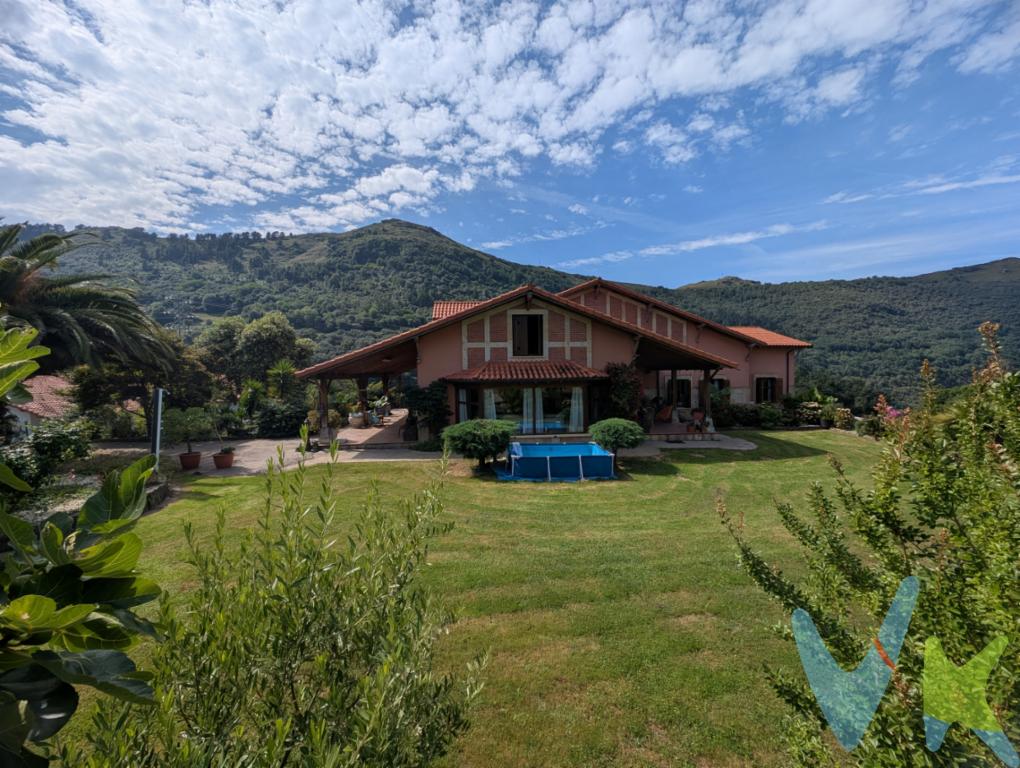 En el entorno privilegiado de La Bien Aparecida, se encuentra esta espectacular casa independiente construida en 2003 con materiales de primera calidad. Con 637 m² construidos y 600 m² útiles, destaca por su amplitud, diseño elegante y el confort que ofrece. MATERIALES DE LUJO Y AMPLIOS ESPACIOS:La vivienda cuenta con suelos radiantes, carpintería de roble macizo, ventanas de doble acristalamiento y un avanzado sistema de domótica que permite controlar la climatización, la iluminación y la seguridad. Su distribución optimizada, con cinco habitaciones, garantiza estancias luminosas y espaciosas.En el exterior, la propiedad dispone de una parcela cerrada de 21.000 m², con zona ajardinada y garaje amplio para varios vehículos además de un almacén anexo y bodega. Además, incluye un hotel canino de 352 m² con licencia dentro de una amplia nave realizada con los mejores materiales y otra edificación destinada al cuidado de caballos, lo que permite múltiples usos o explotación comercial.Ubicada en un entorno natural excepcional, esta casa ofrece privacidad, comodidad y exclusividad, sin renunciar a la cercanía de los servicios esenciales.? Contacta con nosotros y ven a descubrir esta joya inmobiliaria!