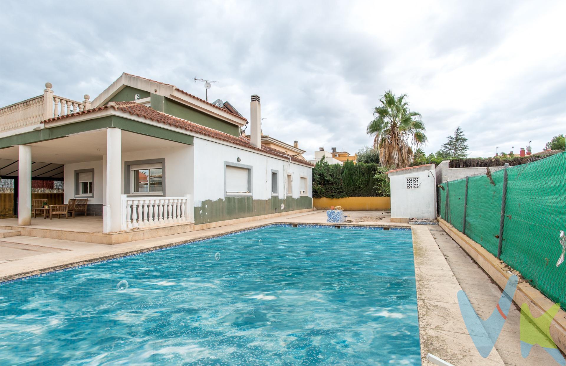 Crea el hogar que siempre has soñado en este chalet se encuentra en una ubicación privilegiada, a pocos pasos de la plaza chica y de la zona comercial de Mercadona. Con una amplia parcela de 528 m², disfrutarás de un hermoso jardín, piscina, barbacoa y un porche con capacidad para dos vehículos. La vivienda, que está lista para terminar de reformar a tu gusto, se distribuye de la siguiente manera: en la planta baja, encontrarás un acogedor salón, cocina, 3 dormitorios y 2 baños. En la planta superior, hay un amplio espacio diáfano con terraza y toma de agua, perfecto para convertir en tu lugar de relax o entretenimiento. No dejes pasar esta oportunidad de personalizar tu nuevo hogar en una de las mejores zonas de La Alcayna. ¡Contáctanos para más información y ven a visitarlo!