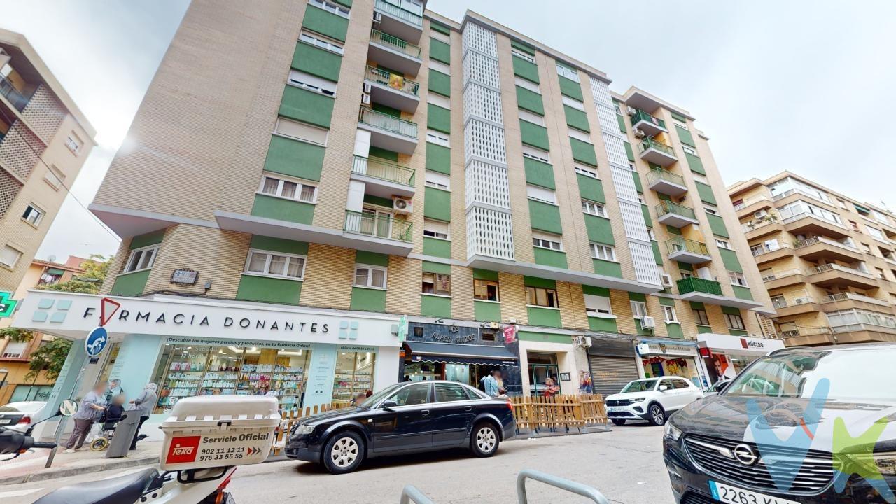 Calle Donantes de Sangre. PISO CON PLAZA DE GARAJE. Vivienda de 82m2 útiles reformado hace seis años, distribuidos  en cuatro dormitorios, salón,  despesa, cocina equipada con salida a galería y baño. Tercera planta exterior con Ascensor. Calefacción y agua caliente centralizada con contadores individualizados. Videoportero. Plaza de Garaje amplia en sótano (cl Pablo Sarasate, 38). No dejes de ver la visita virtual 360º donde podrás ver con todo detalle esta vivienda. El precio indicado no incluye impuestos, gastos de notaría, registro y honorarios de intermediación.