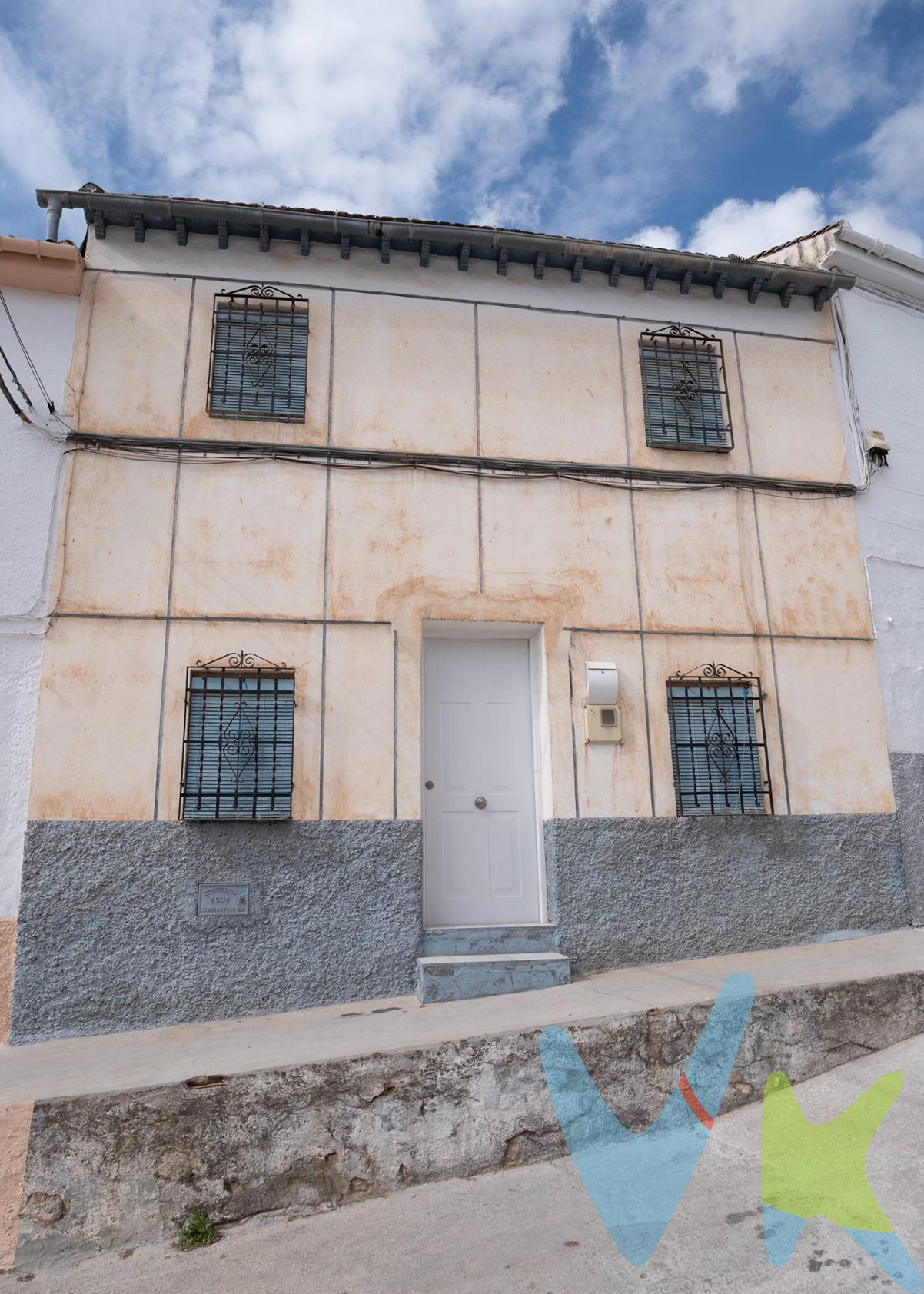 ¡Gran oportunidad en el centro de Íllora! Casa a reformar con materiales incluidos por solo 28.000 €. Si buscas una vivienda con encanto, bien ubicada y a un precio increíble, esta casa en pleno centro de Íllora es perfecta para ti. Ideal para quienes quieran un proyecto de reforma con mínima inversión, ya que la fontanería y la electricidad están completamente renovadas y, además, todos los materiales necesarios para terminar la obra ya están en la casa. Distribución:. 🔹 Planta baja:. Acogedor salón con cocina integrada, ideal para crear un espacio funcional y cómodo. Pequeño patio, perfecto para aprovechar como zona de relax o lavandería. Baño completo. . 🔹 Planta alta:. Dos dormitorios luminosos. Una tercera habitación multifuncional, que puedes convertir en vestidor, estudio, trastero o lo que necesites. . Puntos clave:. ✔️ Para reformar, pero con la gran ventaja de que ya tiene la instalación eléctrica y la fontanería cambiadas. ✔️ Incluye todos los materiales necesarios para terminar la obra. Solo faltaría la mano de obra (o nada, si eres habilidoso). ✔️ Ubicación inmejorable, en pleno centro de Íllora, con todos los servicios a un paso. ✔️ Precio insuperable: ¡Solo 28.000 €!. No dejes pasar esta ocasión única. Contacta para más información o para visitar la casa. ¡No encontrarás nada igual por este precio!. Ref. N328. * El PVP indicado no incluye impuestos ni gastos de Escritura. * Honorarios agencia no incluidos. * Las superficies expresadas en esta página tienen carácter descriptivo y son aproximadas. * Los precios pueden ser susceptibles de modificación sin previo aviso. * Muebles no incluidos en el precio