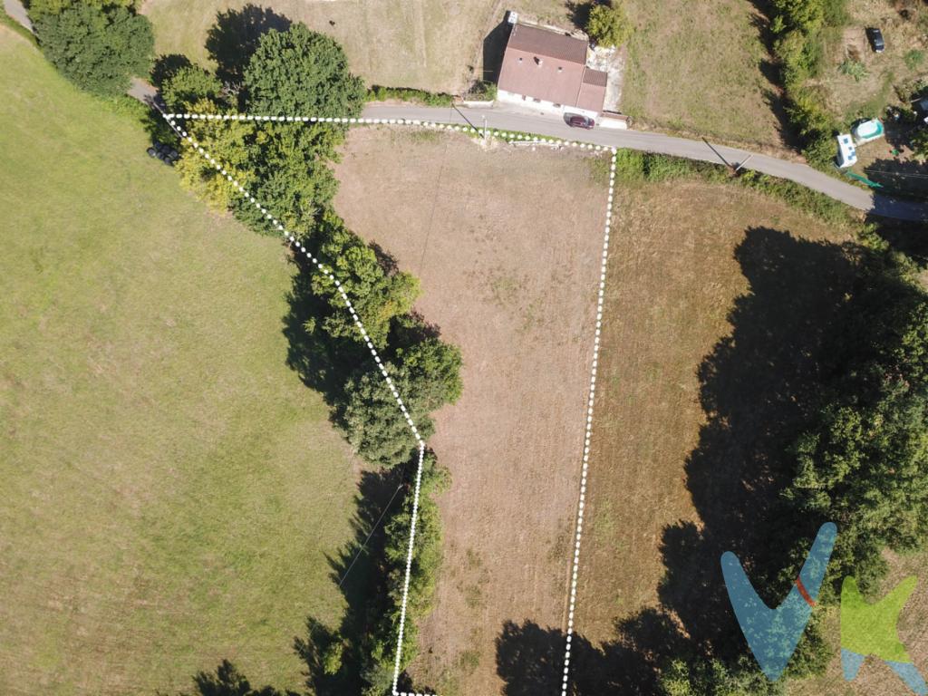 OS PRESENTAMOS ESTA PRECIOSA FINCA EN MUDARRI SIERO AL LADO DEL BERRÓN, EN EL CENTRO DE ASTURIAS, CONECTADA CON LA AUTOPISTA A 15 MINUTOS DE GIJON Y OVIEDO.LA FINCA ES EDIFICABLE CON UNOS 3500 METROS CUADRADOS, SOLEADA Y COMPLETAMENTE LLANA. CUENTA CON TODOS LOS SERVICIOS A PIE DE FINCA, AGUA, LUZ Y SANEAMIENTO.SE PUEDEN SACAR DOS PARCELAS, CON UNA EDIFICABILIDAD DE HASTA UN MÁXIMO DE 300 METROS EN CADA UNA, PLANTA BAJA, O DOS PLANTAS MÁS BAJO CUBIERTA. EL PRECIO DE VENTA NO INCLUYE LOS GASTOS DERIVADOS DE LA COMPRA, NOTARIO Y REGISTRO QUE IRÍAN A CARGO DEL COMPRADOR.LA FINCA ESTÁ CALIFICADA COMO RÚSTICA DE USO AGRARIO TANTO EN REGISTRO COMO EN CATASTRO, PERO SE ENCUENTRA DENTRO DEL NUCLEO RURAL DONDE SE PERMITE CONSTRUIR VIVIENDA UNIFAMILIAR, AL NO EXISTIR NINGÚN TIPO DE CONSTRUCCIÓN DETRO DE ELLA, SOLO SUELO, Y ADQUIRIENDOLA A UN PARTICULAR EL COMPRADOR TIENE DERECHO A SOLICITAR LA EXENCIÓN  SOBRE EL IMPUESTO DE TRANSMISIONES PATRIMONIALES Y ACTOS JURÍDICOS DOCUMENTADOS.(Artículo 32 ter. Deducción aplicable a las transmisiones de suelo rústico.)A las transmisiones inter vivos de suelo rústico se les aplicará una deducción del 100 por ciento de la cuota salvo en los supuestos en que sobre el suelo rústico exista una construcción que no esté afecta a una explotación agraria o ganadera en funcionamiento.El precio de venta no incluye los gastos e impuestos derivados de la operación. Corresponden al comprador el pago del Impuesto sobre Transmisiones Patrimoniales (ITP), calculado sobre el valor más alto entre el precio de venta y el valor de referencia catastral, así como los honorarios de notaría y registro según aranceles oficiales, teniendo el comprador libertad para elegir notario. Para consultar los porcentajes del ITP en Asturias puede hacerlo a través de la web oficial de servicios tributarios del Principado de Asturias https://sede.tributasenasturias.es/sites/sede/default/es_ES/Que-quieres-hacer/Transmisiones-Patrimoniales-y-AJD. Asimismo, el comprador asumirá los gastos de tasación y costes bancarios si precisa hipoteca. Por su parte, el vendedor asumirá el pago de la plusvalía municipal y los honorarios de intermediación. Este anuncio es meramente informativo y los interesados tienen derecho a solicitar la documentación adicional del inmueble conforme a la normativa vigente.SI BUSCAS CREAR LA VIVIENDA DE TUS SUEÑOS EN UN ENTORNO PRIVADO Y TRANQUILO, PERO SIN RENUNCIAR A TODAS LAS COMODIDADES , LLAMANOS Y VEN A VERLA.