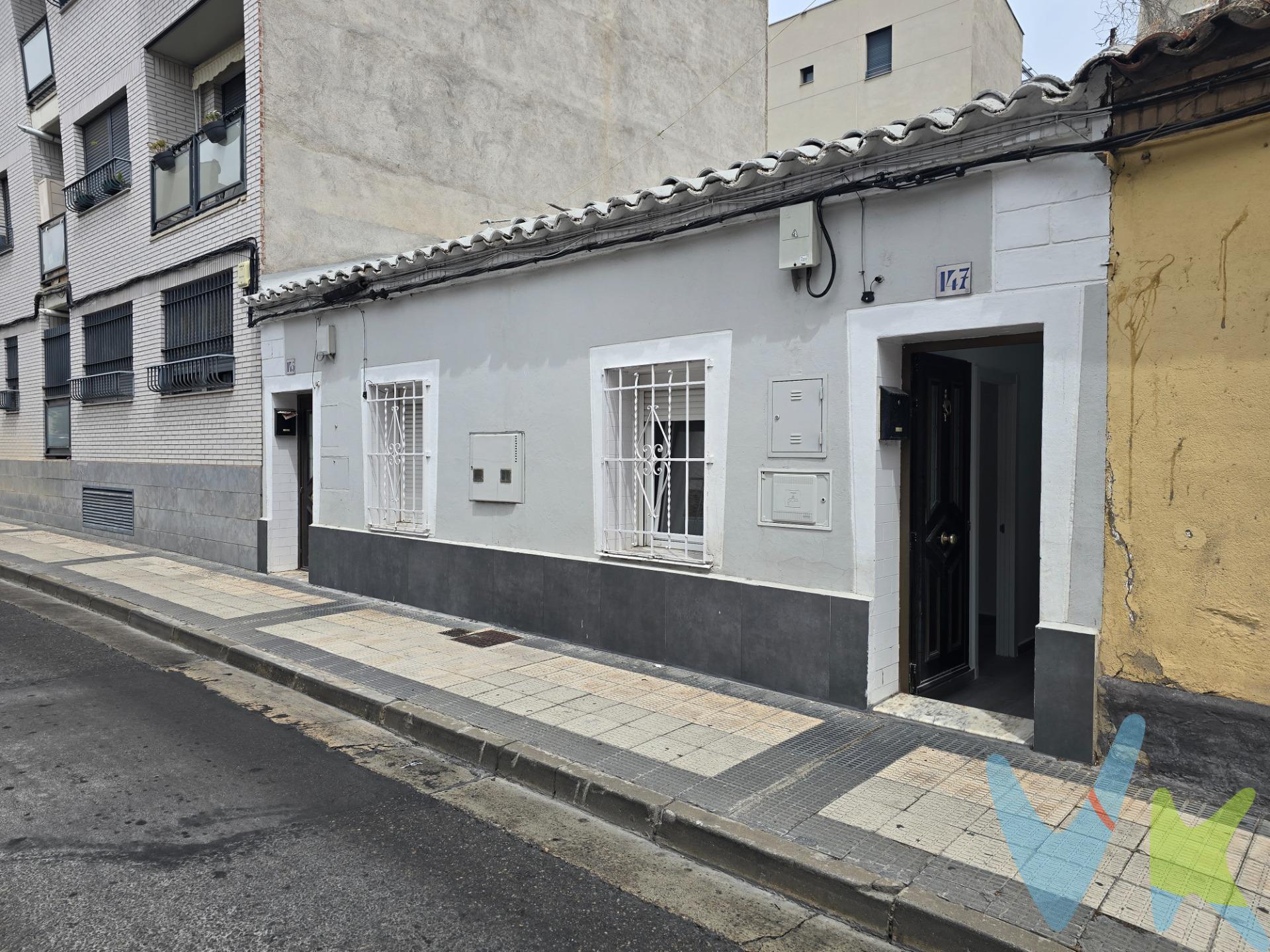 Calle Oviedo (La Paz).– Parcela totalmente reformada integralmente en 2024, lista para entrar a vivir y disfrutar desde el primer día. Una oportunidad ideal tanto como primera vivienda como inversión, gracias a su excelente estado de conservación y a una distribución moderna y funcional. La vivienda dispone de un dormitorio, salón estar muy acogedor, amplia cocina independiente, completamente equipada y diseñada para aprovechar al máximo el espacio, y baño completo con acabados actuales. La reforma realizada combina comodidad, funcionalidad y un estilo contemporáneo. Uno de los grandes atractivos del inmueble es su magnífica terraza solárium privada de 4 m² en planta superior, perfecta para disfrutar del aire libre, crear una zona chill out o destinarla a espacio de relax. En esta misma planta cuenta además con un práctico cuarto trastero de aproximadamente 9 m². Dispone de calefacción y agua caliente sanitaria individual a gas ciudad, garantizando confort y eficiencia durante todo el año. Ubicada en el barrio de La Paz, una zona tranquila y consolidada de Zaragoza, con todos los servicios próximos: comercios, colegios, transporte público, centros de salud y excelentes comunicaciones con el resto de la ciudad. Una vivienda diferente, reformada con gusto y con espacios exteriores difíciles de encontrar. No dejes pasar esta oportunidad y ven a visitarla. No dejes de ver la visita virtual 360º donde podrás ver con todo detalle esta vivienda. No dejes de ver la visita virtual 360º donde podrás ver con todo detalle esta vivienda. Gastos e impuestos no incluidos. A título orientativo, en segundas transmisiones, el comprador abonará: Impuesto sobre Transmisiones Patrimoniales (ITP), tipo general en Aragón al 8% (*). Base de cálculo: mayor valor entre precio de compraventa o valor de referencia catastral. Gastos de Notaría y Registro: Aranceles variables según precio, número de copias y complejidad; cálculo según tarifas normativas. Si se precisa hipoteca: Tasación, condiciones y costes bancarios según entidad elegida por el comprador; así como gastos de gestoría y cualesquiera otros inherentes a la compraventa. No se incluyen otros gastos o tributos que puedan por Ley corresponder al comprador. Operación sujeta a doble mediación. Existen honorarios a cargo del comprador, salvo pacto en contrario, no incluidos en PVP. El consumidor conforme a la normativa vigente podrá solicitar información y documentación adicional relativa al inmueble, sus características, condiciones de la operación y del servicio de mediación en la oficina y/o a través de nuestro teléfono de contacto o mail. La agencia actúa exclusivamente como intermediaria en la compraventa, cuyas condiciones, en todo caso, estarán sujetas a la aceptación expresa del vendedor del inmueble y posterior formalización del contrato. La información suministrada se corresponde con la disponible a la fecha de publicación, pudiendo variar en función de las circunstancias o actualizaciones legales, contractuales y fiscales. Anuncio de carácter meramente informativo. Para una información exhaustiva sobre el funcionamiento, tipos impositivos y bonificaciones del ITP en Aragón, puede consultar el portal oficial de la Agencia Tributaria Autonómica. Tarifas notariales y registrales reguladas en el Anexo I del Real Decreto 1426/1989 y Anexo I del Real Decreto 1427/1989, respectivamente. Anuncio no vinculante, puede contener errores. 