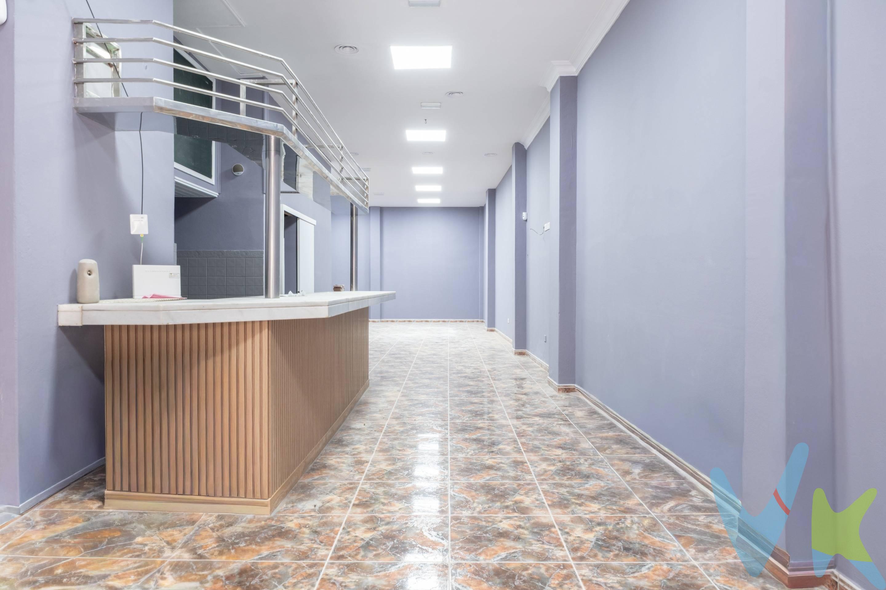 Se vende local y negocio de Bar-Cafetería con licencia y permisos para la actividad en vigor, ubicado a pie de calle en la zona de Pedro Infinito, en Las Palmas de Gran Canaria. El local se encuentra en una zona comercial de carácter vecinal, con actividad diaria y tránsito constante de residentes, rodeado de pequeños comercios, servicios y viviendas, lo que aporta una clientela habitual y estable. Dispone de una distribución funcional para la actividad de bar-cafetería y representa una interesante oportunidad para inversores o para quienes deseen adquirir tanto el local como el negocio, en una ubicación consolidada y con gastos contenidos. Una opción adecuada para desarrollar o mantener una actividad de hostelería en una zona con demanda local.