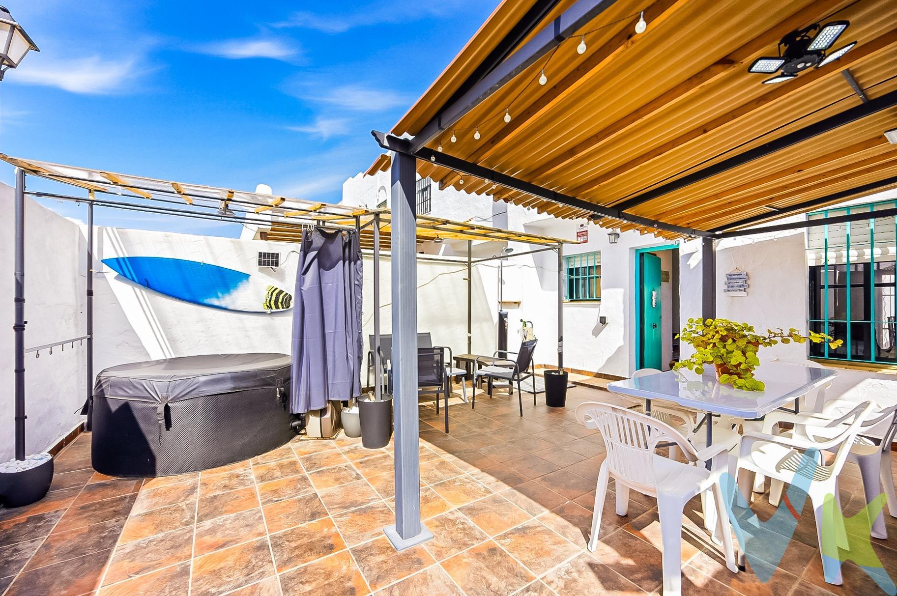 ¡Bienvenido a tu nuevo hogar! 🌟 Este encantador adosado se encuentra en la exclusiva Urbanización Real de la Barrosa, un lugar ideal donde tus sueños familiares pueden hacerse realidad. Con más de 110 m² construidos, esta vivienda ofrece tres acogedoras habitaciones perfectas para el descanso y dos baños completos que aseguran comodidad durante cada día. Disfruta del aire libre en su amplia terraza ☀️ o relájate junto a las refrescantes piscinas 💦 disponibles solo para residentes. Los pequeños también estarán felices aquí: con un parque infantil 🚸 seguro y divertido justo al lado, podrán jugar sin preocupaciones mientras tú disfrutas de una partida rápida en la pista de tenis 🎾 ubicada a pocos minutos caminando. Además, estarás situado tan cerca como a dos kilómetros de las hermosas playas locales; perfecto para esos días soleados bajo el sol andaluz. No te pierdas esta oportunidad única 🔑de vivir rodeado por todos estos servicios pensados especialmente para ti y los tuyos. Comercializamos este inmueble exclusivamente 📞para garantizarte toda la información necesaria así como asesoría excepcional sobre cualquier duda respecto al proceso de compraventa ⌛. Recuerda consultar nuestros seguros adicionales e infórmate acerca dels gastos asociados visitando nuestra web oficial. Comercializamos este inmueble en exclusiva para garantizarte toda la información necesaria junto a un servicio excepcional. En cumplimiento del Decreto Junta Andalucía 218/2005 del 11 Octubre, informamos al cliente que los gastos notariales e impuestos no están incluidos en el precio € . Si tienes dudas acerca dela compraventa , llámanos ; estaremos encantados de asesorarle !. Igualmente disponemos de un Seguro de Caución para garantizar las cantidades entregadas a nuestra Agencia en concepto de Reserva y/o Arras. Impuestos y gastos de la compraventa:. El comprador puede consultar de forma oficial los impuestos aplicables (ITP, AJD, etc.) en la web de la Junta de Andalucía:. https://www.juntadeandalucia.es/organismos/economiahaciendayfondoseuropeos/areas/tributos-juego/tributos/paginas/impuestos-cedidos-transmisiones.html. Si tiene cualquier duda sobre los gastos de la compraventa, llámenos y estaremos encantados de asesorarle de forma clara y personalizada. . 