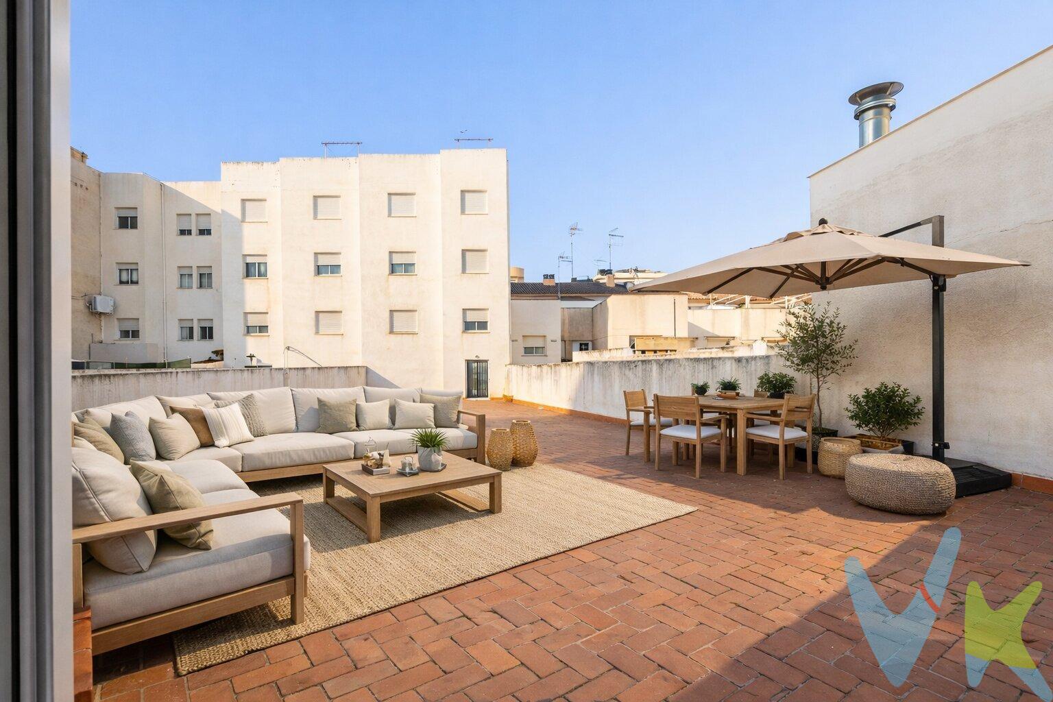 Si buscas espacio, comodidad y una terraza que marque la diferencia, esta vivienda en Onda te va a sorprender. Con 100 m² construidos, este piso destaca por su excelente distribución y por un valor diferencial difícil de encontrar: una impresionante terraza privada de 190 m² que multiplica las posibilidades de la vivienda. La vivienda cuenta con tres habitaciones dobles, todas amplias y luminosas. La habitación principal dispone de baño completo en suite con bañera, aportando privacidad y confort. Las otras dos habitaciones comparten un segundo baño completo con plato de ducha, práctico y bien ubicado. El salón es espacioso y muy acogedor, con radiadores instalados que garantizan confort durante los meses más fríos. La cocina, situada junto al salón, es amplia y funcional, con espacio suficiente para mesa y sillas, ideal para el día a día. Desde aquí se accede a una galería independiente, lo que aporta comodidad y ventilación adicional. Una terraza que lo cambia todo: 190 m² de posibilidades. El gran protagonista de esta vivienda es su espectacular terraza privada de 190 m². Un espacio único donde puedes crear:. Zona chill-out. Comedor exterior. Área de juegos. Zona para mascotas. Espacio para reuniones familiares. Incluso una cocina exterior o pérgola. En un mercado donde la mayoría de pisos apenas disponen de balcón, aquí hablamos de un auténtico espacio exterior privado que convierte esta vivienda en algo muy diferente. El precio incluye plaza de garaje y trastero, aportando un plus de comodidad y almacenamiento que cada vez es más valorado. Onda es una de las localidades más completas y bien comunicadas de la provincia de Castellón. Combina tranquilidad, servicios y entorno natural. Con su emblemático castillo, su casco histórico con encanto y su cercanía tanto a Castellón ciudad como a la costa, ofrece calidad de vida durante todo el año. Es una población con todos los servicios: colegios, supermercados, instalaciones deportivas y buena conexión por carretera, lo que la convierte en una excelente opción tanto para familias como para quienes buscan más espacio a un precio competitivo frente a la capital. La descripción y los datos del presente inmueble tienen carácter meramente informativo y en ningún caso contractual. En el precio de la vivienda no están incluidos los honorarios de agencia, gastos de compraventa y/o financiación. Por mandato expreso del propietario, comercializamos este inmueble en exclusiva compartida, lo que garantiza un servicio de calidad, un trato fácil y personalizado, una gran difusión en nuestras redes compartidas y sin interferencias de terceros. Por este motivo se ruega no molestar al propietario, a los ocupantes de la propiedad, a los vecinos o conserjes del edificio si los hubiera. Si eres una agencia, llámanos colaboraremos contigo.