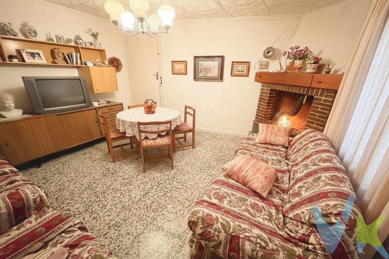 Se vende acogedora casa de pueblo unifamiliar pareada situada en Los Isidros (Requena), Avenida Albacete nº 10, una zona tranquila y con encanto, perfecta para quienes buscan la calma del entorno rural sin renunciar a la comodidad de tener todos los servicios cerca. La vivienda, construida en 1950, conserva el carácter y la solidez de las casas de origen, ofreciendo múltiples posibilidades de reforma o actualización a gusto del comprador. Cuenta con dos plantas amplias y muy luminosas, con estancias espaciosas y techos altos que aportan una gran sensación de amplitud. En la planta baja encontramos un agradable salón-comedor con chimenea de leña, ideal para crear un ambiente cálido y acogedor durante los meses de invierno. Dispone además de una habitación, perfecta como dormitorio, despacho o sala de estar, un baño completo con plato de. ducha, cocina independiente con buen espacio de almacenaje y un práctico trastero. La segunda planta alberga la zona de descanso, compuesta por tres habitaciones dobles, todas exteriores y con buena ventilación natural, además de un segundo baño completo con plato de ducha. Desde esta planta se accede a una buhardilla diáfana, con techos altos y vigas de madera vistas, un espacio con mucho encanto que puede destinarse a estudio, sala de juegos, zona de trabajo o incluso ampliación de dormitorios. Se trata de una vivienda con gran potencial, ideal tanto como residencia habitual para familias como para segunda vivienda o proyecto de turismo rural. Su ubicación en un entorno natural, rodeado de viñedos y tranquilidad, la convierte en una excelente oportunidad para disfrutar de la. vida en el pueblo con todas las comodidades. Una casa con historia, carácter y muchas posibilidades. ¡Ven a visitarla y descubre todo lo que puede ofrecerte!. VENTA:. PVP 50.000€.  Gastos e impuestos no incluidos en el precio. La compra conlleva impuestos y gastos de formalización para el comprador. A título orientativo se informa que en segundas transmisiones el  ITP  con carácter general en  Valencia  es del  10%, pudiendo existir otros tipos impositivos atendiendo a  las circunstancias  personales del comprador u otras circunstancias previstas legalmente. Base imponible del impuesto el mayor valor entre el precio de compraventa, la tasación o el valor de referencia catastral. En cuanto a los gastos de  notaría y registro, en su caso,  suelen oscilar aprox; entre 1,5% y 2,5% (aranceles variables según precio, n.º de copias y complejidad). El comprador elige notario. Si el comprador precisase de  hipoteca: tasación, condiciones y costes bancarios serán según entidad elegida por el comprador, así como los gastos de gestoría, y cualesquiera otros gastos inherentes a la formalización de la compraventa que legalmente correspondan a la parte compradora, salvo pacto expreso en contrario con el vendedor. El consumidor tiene,  conforme a la normativa vigente, a su disposición información y documentación adicional relativa al inmueble y condiciones de la compraventa, que podrá ser consultada en C/Joaquín Costa 4, bajo 46005 Valencia o urbe2@remax.es. Honorarios de mediación inmobiliaria a cargo del  COMPRADOR: (3% del precio final de venta más IVA (21%), salvo otro pacto.); y  de VENDEDOR (según acuerdo con el mismo). . Se informa al consumidor que la agencia actúa como intermediaria inmobiliaria en la operación, estando cualquier eventual compraventa y sus condiciones sujeta a la aceptación expresa del propietario-vendedor y a la posterior formalización del correspondiente contrato.