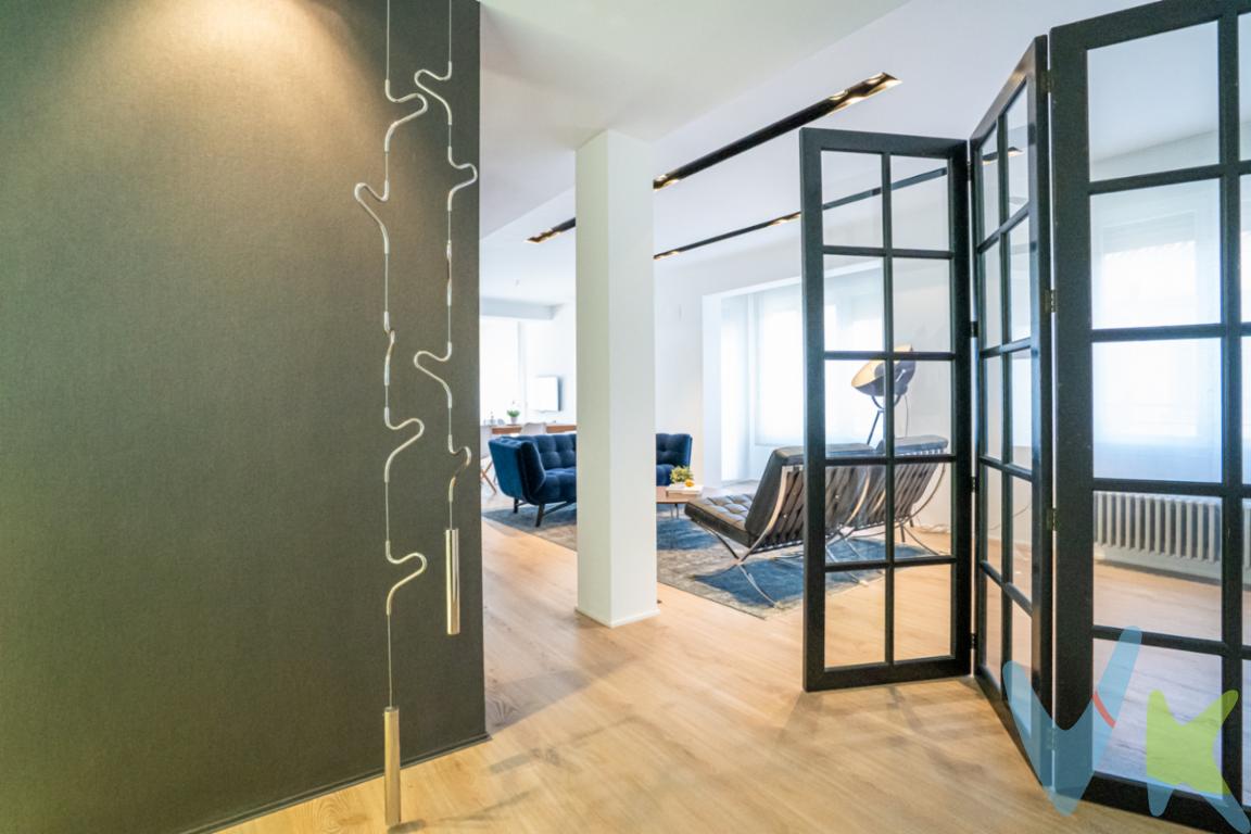 Exclusiva vivienda situada en la zona peatonal de Logroño. con garaje.Presentamos una oportunidad única para adquirir un excelente piso en el corazón de Logroño,  que reúne todas las comodidades para una vida confortable y de calidad. Se trata de una propiedad en venta que destaca por su ubicación privilegiada. Al estar ubicado en la planta 4 del edificio, garantiza vistas despejadas y una iluminación natural excepcional, favorecida por su diseño moderno . Un elemento a destacar es su accesibilidad, ya que el edificio está equipado con ascensor. La comodidad es una prioridad en esta propiedad.Se incluye una amplia plaza de garaje en la oferta, una característica invaluable en la zona Centro, donde el estacionamiento puede convertirse en un desafío. No tendrá que preocuparse por buscar aparcamiento, ya que su vehículo siempre estará seguro y al alcance de la mano.Este piso ofrece una configuración de 1 habitación que, gracias a su amplitud, permite transformaciones y configuraciones múltiples. Ideal para aquellos que buscan una vivienda acogedora o para quienes desean invertir en un espacio . Cada rincón del inmueble ha sido diseñado para aprovechar la luz natural, creando un ambiente cálido y acogedor desde el primer momento.El entorno es otro de los grandes atractivos de esta propiedad. Ubicado en el centro de Logroño, dispone de múltiples conexiones mediante transporte público, con paradas de autobuses en las cercanías que le permitirán desplazarse por la ciudad con facilidad. Esto convierte su ubicación en un auténtico privilegio para aquellos que valoran la vida urbana y desean tener todos los servicios al alcance de su mano.En resumen, este es un piso que combina comodidad, funcionalidad y una ubicación excelente, siendo una de las mejores opciones disponibles en el mercado inmobiliario de Logroño. No pierda la oportunidad de hacerlo suyo. Le esperamos para mostrarle todos los secretos de esta increíble propiedad.https://bit.ly/Solozabal_DoctoresCastroviejo