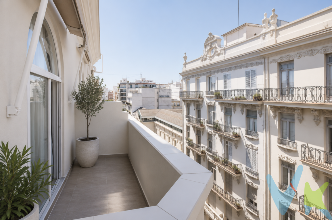 Nos complace presentar un impresionante piso en venta situado en la vibrante y codiciada zona de L\'Eixample - Russafa, en Valencia. Con una superficie construida de 134 metros cuadrados, esta propiedad construida en el año 1926 es una joya que no debe perderse. En el quinto piso del edificio, con ascensor, este espacioso piso es una combinación perfecta de encanto histórico y comodidades modernas.El espacio cuenta con cinco amplias habitaciones, ofreciendo múltiples posibilidades para configuraciones residenciales o proyectos de reforma. Cada habitación está bañada por una abundante luz natural, gracias a los ventanales y al balcón, ofreciendo un ambiente cálido y acogedor. La distribución del piso permite una optimización ideal del espacio, asegurando comodidad y funcionalidad para cualquier tipo de familia o inversor.El edificio, con su elegante arquitectura de principios del siglo XX, ha sido meticulosamente mantenido y preserva detalles arquitectónicos tradicionales que le otorgan un carácter único. La ubicación elevada en la quinta planta no solo garantiza unas vistas magníficas sino también un aislamiento del bullicio urbano, proporcionando un remanso de paz en medio de la ciudad.Para el almacenamiento adicional, el piso incluye un trastero, sumamente práctico para guardar objetos de uso eventual o estacional, liberando así el espacio habitable. Además, el balcón es un valor añadido, ofreciendo un lugar privado al aire libre perfecto para disfrutar del agradable clima de Valencia.La zona de L\'Eixample - Russafa es conocida por su ambiente cosmopolita y su cercanía a una amplia oferta de servicios y comodidades. Restaurantes, cafeterías y tiendas boutique hacen de este barrio uno de los más deseados de la ciudad. La proximidad al transporte público, con varias líneas de autobuses cercanas, facilita extraordinariamente las conexiones con el resto de la ciudad y sus alrededores.Los futuros propietarios disfrutarán también de la cercanía a áreas verdes y culturales; parques y emblemáticos edificios históricos están a poca distancia, creando un equilibrio ideal entre naturaleza y vida urbana. Asimismo, tanto colegios como centros médicos están convenientemente ubicados cerca, lo que hace de este piso una elección perfecta para familias.En resumen, este piso en venta es una oportunidad única para adquirir una propiedad elegante y funcional en una de las localidades más dinámicas de Valencia. La combinación de espacio, ubicación y características lo convierte en una inversión atractiva, bien sea para familias en crecimiento, profesionales que buscan un hogar espacioso o inversores deseosos de reformar y revalorizar propiedades con potencial histórico. No deje pasar la oportunidad de visitarlo y descubrir por qué este piso podría ser su próximo hogar.Para obtener más información o agendar una visita, no dude en ponerse en contacto. Esta propiedad no permanecerá mucho tiempo en el mercado debido a su gran atractivo y excelente ubicación. Permítanos acompañarle en el proceso de hacer de este distinguido piso la vivienda de sus sueños. Agencia Registrada con el Nº 89 en el Registro Obligatorio de Agentes Inmobiliarios de la Comunitat Valenciana. Puede consultar en la web de la GVA:https://habitatge.gva.es/es/registres-en-materia-habitatge La oferta está sujeta a cambios de precio o retirada del mercado sin previo aviso. Este anuncio en su conjunto, incluyendo textos, fotos, imágenes o cualquier otro contenido de este, no es vinculante dado que la información es ofrecida por terceros y puede contener errores. Se muestra a título informativo y no contractual.Gastos de la compraventa a cargo de la parte compradora no incluidos en el precio del inmueble a tener en cuenta: .- ITP con carácter general en Valencia es del 9% pudiendo corresponderle otro tipo impositivo atendiendo a sus circunstancias personales (por edad, renta o situación familiar primera vivienda habitual, etc ) previstas legalmente.*Base imponible del impuesto el mayor valor entre el precio de compraventa, la tasación o el valor de referencia catastral. .- Gastos de notaría y registro, en su caso, suelen oscilar aprox; entre 1,5% y 2,5% (aranceles variables según valor de compraventa, n.º de copias, etc ). .- Si tramita la inscripción una gestoría, deberá abonar sus honorarios más iva ( en este caso suele oscilar entre los 250 y los 400 + iva). .- Honorarios de mediación inmobiliaria a cargo del comprador del 3% del precio final de venta más IVA (21%). Por mandato expreso del propietario, comercializamos este inmueble en exclusiva, lo que le garantiza el acceso a toda la información, a un servicio de calidad, un trato fácil, sencillo y sin interferencias de terceros. Por este motivo, se ruega no molestar al propietario, a los ocupantes de la propiedad o a los vecinos. Muchas gracias por su comprensión. Si usted es agente inmobiliario y tiene un cliente para este inmueble, llámenos: estaremos encantados de colaborar.Se informa al consumidor que la agencia actúa como intermediaria inmobiliaria en la operación, estando cualquier eventual compraventa y sus condiciones sujeta a la aceptación expresa del propietario-vendedor y a la posterior formalización del correspondiente contrato.     