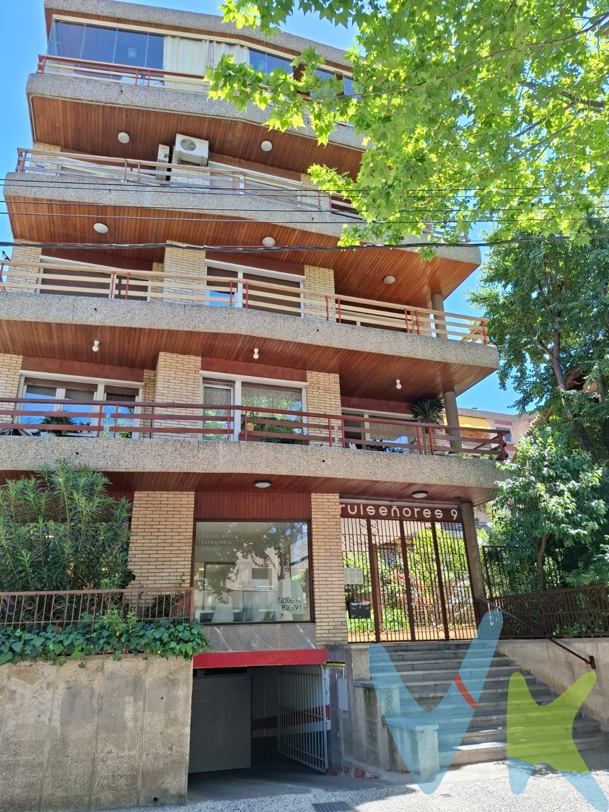 Exclusiva vivienda en paseo Ruiseñores, una de las zonas más codiciadas de Zaragoza. Descubra este luminoso y encantador piso de 101 m², ubicado en una buena finca rodeada de jardines comunitarios, en el corazón de paseo Ruiseñores, a un paso de Sagasta, pero con la tranquilidad de una zona residencial. La vivienda se distribuye de manera funcional y elegante:. Amplio salón de 25 m², con salida a un acogedor balcón orientado a las zonas ajardinadas, ideal para disfrutar de la luz natural y la serenidad del entorno. Tres dormitorios bien proporcionados, perfectos para familias o quienes deseen disponer de espacios versátiles para teletrabajo o invitados. Una cocina independiente de casi 12 m², con acceso a una estancia adicional que puede destinarse a comedor diario, office o zona de lavandería, aportando aún más funcionalidad al hogar. Dispone de dos baños completos y un aseo adicional, que garantizan comodidad y privacidad para toda la familia. Situado en una excelente planta, con calefacción central con contador individual, este piso combina el confort de una construcción sólida con la eficiencia energética actual. Perfecta para quienes valoran la naturaleza sin renunciar a la cercanía al centro de la ciudad con todos los servicios a su alcance. Una oportunidad única para vivir con calidad, amplitud y elegancia en una de las zonas más privilegiadas de Zaragoza.