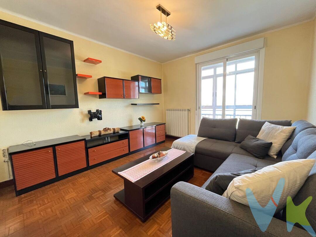 Si buscas un hogar acogedor, lleno de luz natural y listo para entrar a vivir con una mínima puesta a punto, este piso en Berriozar (pueblo de la comarca de Pamplona) es para ti. Se trata de una última planta (cuarta altura, sin ascensor), lo que te garantiza una tranquilidad total, sin vecinos arriba y con una luminosidad excepcional durante todo el día.
La vivienda cuenta con 62 m² útiles excelentemente distribuidos a través de un pasillo distribuidor que aprovecha cada rincón, sin metros perdidos. Al ser completamente exterior y contar con doble orientación, la ventilación y la luz están aseguradas:

Zona exterior con vistas: Un amplio salón-comedor con acceso a un estupendo balcón acristalado y dos dormitorios orientados hacia el campo de fútbol. Para tu total confort, las ventanas de esta zona disponen de contraventanas adicionales, logrando un aislamiento térmico y acústico óptimo frente al frío y el ruido.
Zona Sur (patio de manzana amplio): La cocina, el tercer dormitorio y el baño se orientan al sur, recibiendo sol directo. El baño está reformado y cuenta con ventana propia, el detalle ideal para ventilar de forma natural y evitar humedades.

Extras que marcan la diferencia:Los tres dormitorios están equipados con armarios a medida, maximizando el espacio de almacenaje. El piso se encuentra en buen estado general, por lo que con muy poca inversión podrás entrar a vivir de inmediato o ponerlo en el mercado de alquiler.
¡Una oportunidad fantástica en la comarca de Pamplona! Ven a verlo antes de que vuele.
 
 



 