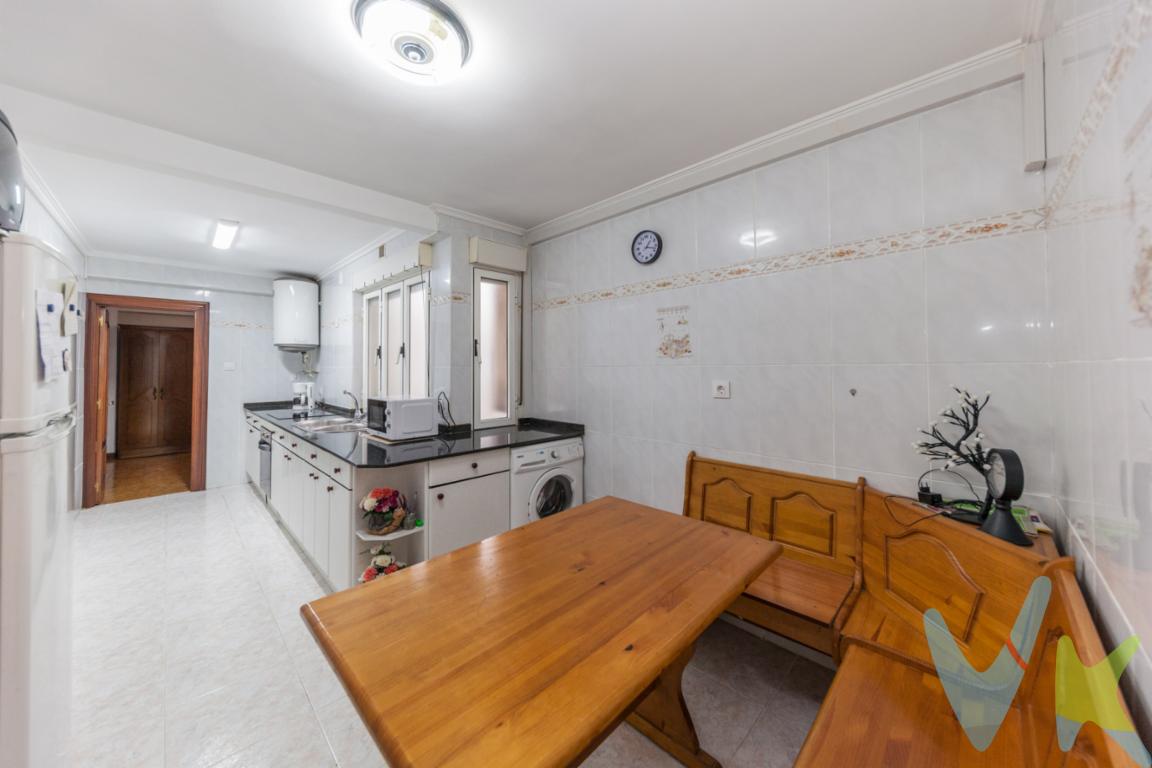 Iniciamos venta de vivienda en el Cerillero, 3º planta sin ascensor. Zona con fácil aparcamientoConsta de 3 dormitorios (2 a la calle con galería y 1 a patio), cocina comedor y baño. Aproximadamente 54 m2 útiles.Se encuentra reformada excepto 2 dormitorios.Suelos de gres, agua y calefacción eléctrica, ventanas de aluminio y además cuenta con una carbonera en planta sótano!Si buscas independizarte a un precio muy asequible, en una zona con todos los servicios y a un paso de la playa... Esta es tu oportunidad!Llámanos! Tenemos la llave de tu vivienda ideal.