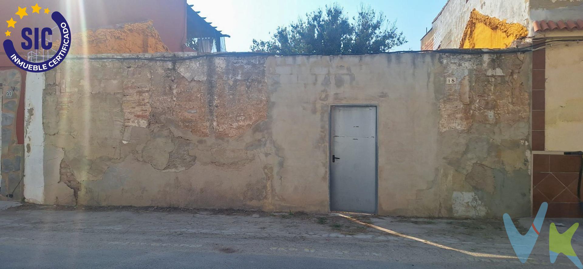 ¡Magnífica oportunidad para construir tu futuro en Gandía!.  Parcela urbana de 106 m², situada en una zona muy tranquila, a solo 10 minutos del centro y con todos los servicios a tu alcance.  Lo mejor de este terreno:. ●	Suelo urbano listo para edificar. ●	Acceso cómodo desde la carretera de Alacant. ●	Supermercados y servicios cercanos. ●	Entorno residencial tranquilo. ●	Espectaculares vistas a las montañas del Mondúber. Disfruta de la tranquilidad de la naturaleza sin renunciar a la comodidad de vivir junto a la ciudad. Una parcela ideal para crear la casa de tus sueños o realizar una inversión segura. VENTA:. PVP 60.000€.  Gastos e impuestos no incluidos en el precio. La compra conlleva impuestos y gastos de formalización para el comprador. A título orientativo se informa que en segundas transmisiones el  ITP  con carácter general en  Valencia  es del  10%, pudiendo existir otros tipos impositivos atendiendo a  las circunstancias  personales del comprador u otras circunstancias previstas legalmente. Base imponible del impuesto el mayor valor entre el precio de compraventa, la tasación o el valor de referencia catastral. En cuanto a los gastos de  notaría y registro, en su caso,  suelen oscilar aprox; entre 1,5% y 2,5% (aranceles variables según precio, n.º de copias y complejidad). El comprador elige notario. Si el comprador precisase de  hipoteca: tasación, condiciones y costes bancarios serán según entidad elegida por el comprador, así como los gastos de gestoría, y cualesquiera otros gastos inherentes a la formalización de la compraventa que legalmente correspondan a la parte compradora, salvo pacto expreso en contrario con el vendedor. El consumidor tiene,  conforme a la normativa vigente, a su disposición información y documentación adicional relativa al inmueble y condiciones de la compraventa, que podrá ser consultada en C/Joaquín Costa 4, bajo 46005 Valencia o urbe2@remax.es. Honorarios de mediación inmobiliaria a cargo del  COMPRADOR: (3000€ del precio final de venta más IVA (21%), salvo otro pacto.); y  de VENDEDOR (según acuerdo con el mismo). . Se informa al consumidor que la agencia actúa como intermediaria inmobiliaria en la operación, estando cualquier eventual compraventa y sus condiciones sujeta a la aceptación expresa del propietario-vendedor y a la posterior formalización del correspondiente contrato.