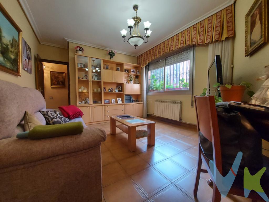 ¡!Magnífica oportunidad de Vivienda  para  actualizar , situada en la calle Huesca en Logroño  ¡!Con una superficie total de 72 metros construidos, este Piso está diseñado para maximizar cada espacio, ofreciendo 62 metros útiles distribuidos de manera eficiente.Tres habitaciones garantizan espacio suficiente para toda su familia .La Propiedad cuenta con un balcón/tendedero.Con una conveniente cercanía al transporte público, moverse por Logroño y sus alrededores nunca ha sido tan fácil. Podrás disfrutar del confort de tener una parada de autobús a solo unos pasos .Este piso se vende con la cocina equipada con electrodomésticos.A nivel de inversión, representa una magnífica oportunidad dadas las características del mercado actual.No pierdas la oportunidad de visitar .Reserva tu visita hoy mismo. 