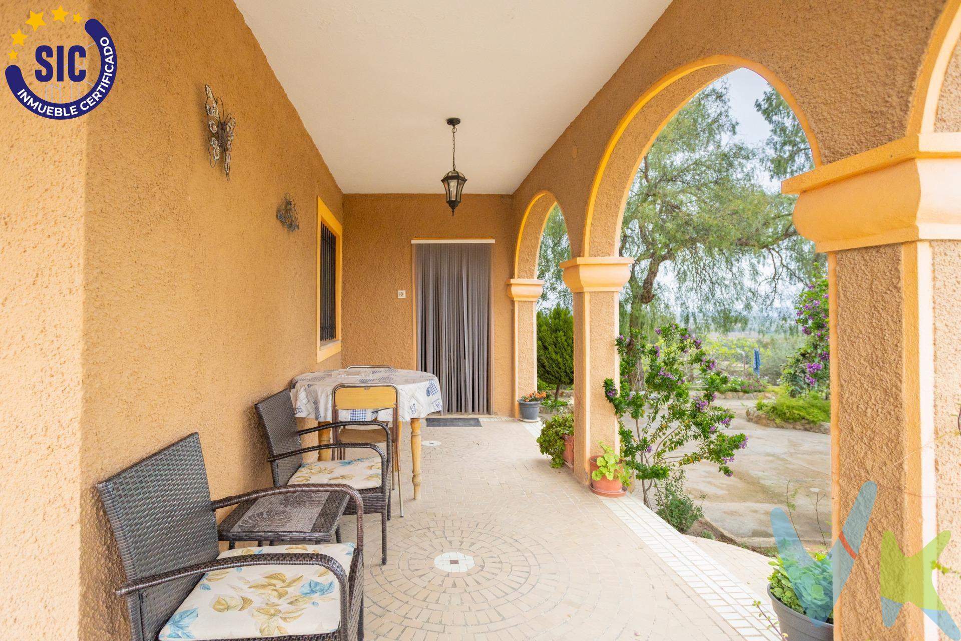 OPORTUNIDAD ÚNICA! casa de construcción urbana con suelo Rustico en un entorno natural. CONFORT URBANO EN PLENA NATURALEZA. Te invitamos a descubrir esta encantadora vivienda de 207 m² construidos, donde la comodidad de la vida urbana se fusiona con la paz del entorno natural. Una combinación perfecta para quienes buscan CALIDAD DE VIDA, AMPLITUD Y SERENIDAD. La casa cuenta con cuatro amplios dormitorios dobles, ideales para familias numerosas o para quienes valoran el ESPACIO y la PRIVACIDAD . Dispone de un baño completo, una cocina independiente funcional y luminosa, y un salón acogedor con CHIMENEA, el rincón perfecto para compartir momentos especiales en los días fríos de invierno. En el exterior, una PISCINA DE CONSTRUCCION PROPIA te invita a disfrutar del buen tiempo y relajarte sin salir de casa. Además, el espacio cuenta con una ZONA DE BARBACOA, ideal para reuniones al aire libre, rodeado de vegetación y con TOTAL PRIVACIDAD. La orientación este garantiza una EXCELENTE ENTRADA DE LUZ NATURAL durante todo el día, creando un ambiente cálido, alegre y muy acogedor. Ubicada en una ZONA TRANQUILA PERO BIEN CONECTADA, cercana a todos los servicios básicos, esta propiedad representa el equilibrio perfecto entre la tranquilidad del campo y las comodidades de la ciudad. Una casa que no solo se visita, se vive. ¿Quieres conocerla? 🌳🏡🌟. La descripción y los datos del presente inmueble tienen carácter meramente informativo y en ningún caso contractual. En el precio de la vivienda no están incluidos los honorarios de agencia, gastos de compraventa y/o financiación. Por mandato expreso del propietario, comercializamos este inmueble en exclusiva compartida, lo que garantiza un servicio de calidad, un trato fácil y personalizado, una gran difusión en nuestras redes compartidas y sin interferencias de terceros. Por este motivo se ruega no molestar al propietario, a los ocupantes de la propiedad, a los vecinos o conserjes del edificio si los hubiera. Si eres una agencia, llámanos colaboraremos contigo. . Muchas gracias. 
