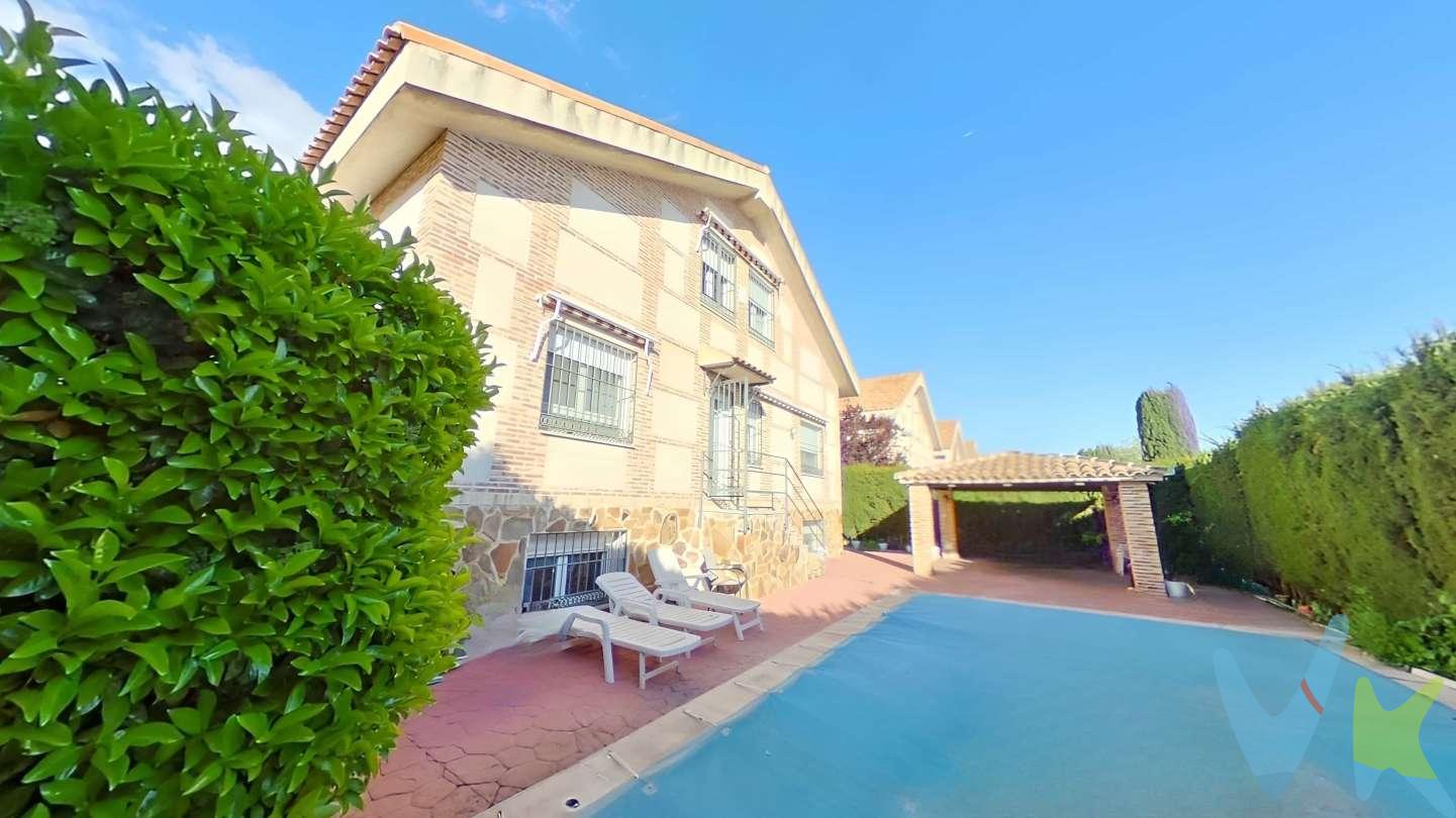 Chalet en Cobisa, buen estado, para entrar a vivir. Con vistas al campo. Muy soleado. Tiene 3 plantas distribuidas con 6 habitaciones muy amplias, 2 cocinas de 20m2, 2 sálones y 3 cuartos de baño con plato de ducha y bañera. 
Superficie:

Parcela 485m2. 
Construcción 375m2

Puertas en Sapelly, ventanas en aluminio con climalit, suelo gres porcelánico, calefacción por gasoil, aire acondicionado con bomba de calor, cocina amueblada.
Jardín exterior con arizonica, piscina y cenador. Garaje para dos vehículos con puerta automática. Sótano con varias habitaciones y cocina. 
Cobisa tiene todos los servicios de colegio, guarderias, centro de salud, supermercados, farmacia, etc. a 7 kilómetros de Toledo.
Disponemos de financiera para hacerte un estudio de viabilidad hipotecaria.
Honorarios de intermediación inmobiliaria no incluidos en el precio.
Información válida salvo error tipográfico.
 